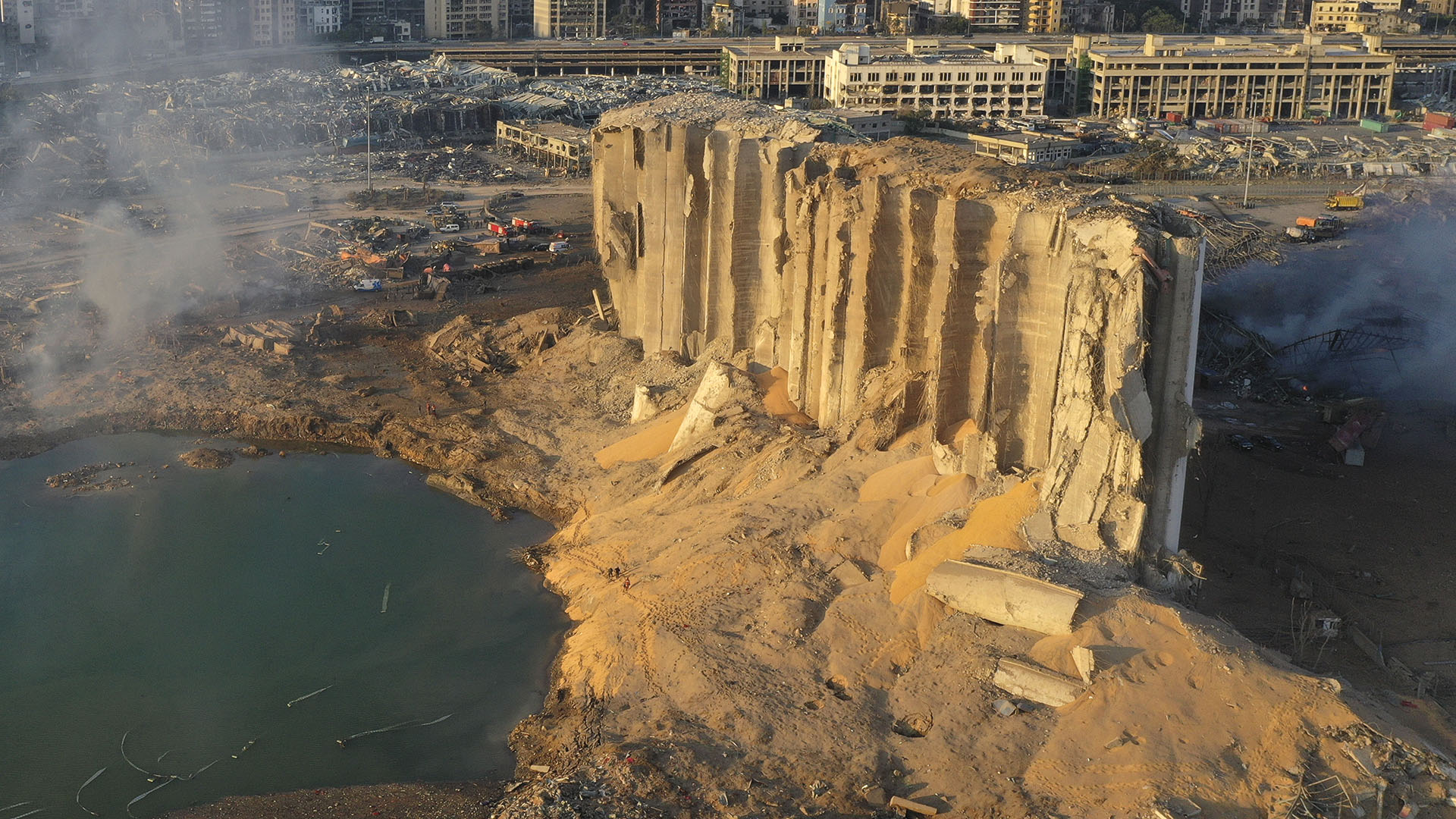 El silo en escombros después de la mega explosión de tres kilotones en el puerto de Beirut, Líbano (Foto AP / Hussein Malla)