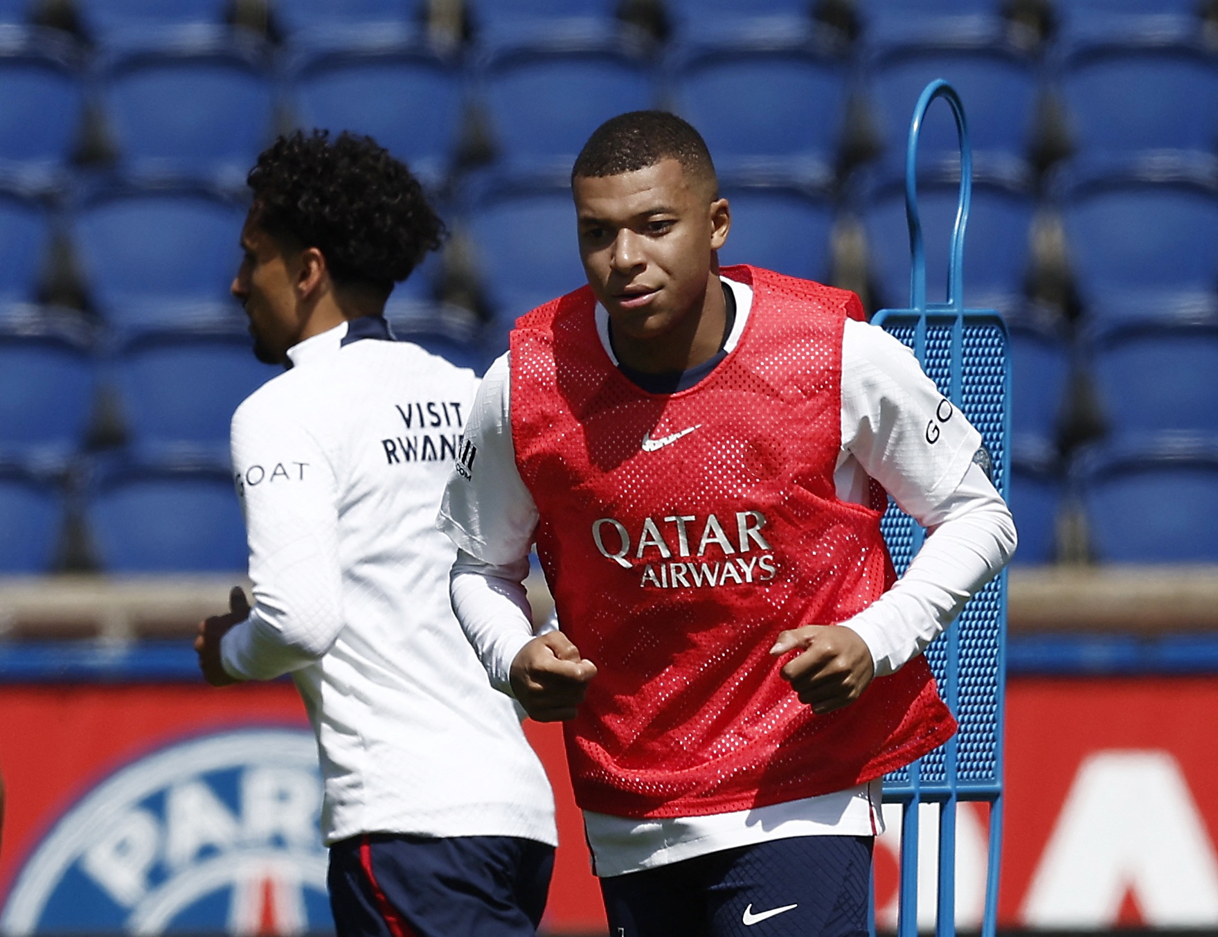 Kylian Mbappé debe tomar decisión respecto a su contrato. O lo extiende o será vendido del PSG (REUTERS/Benoit Tessier)