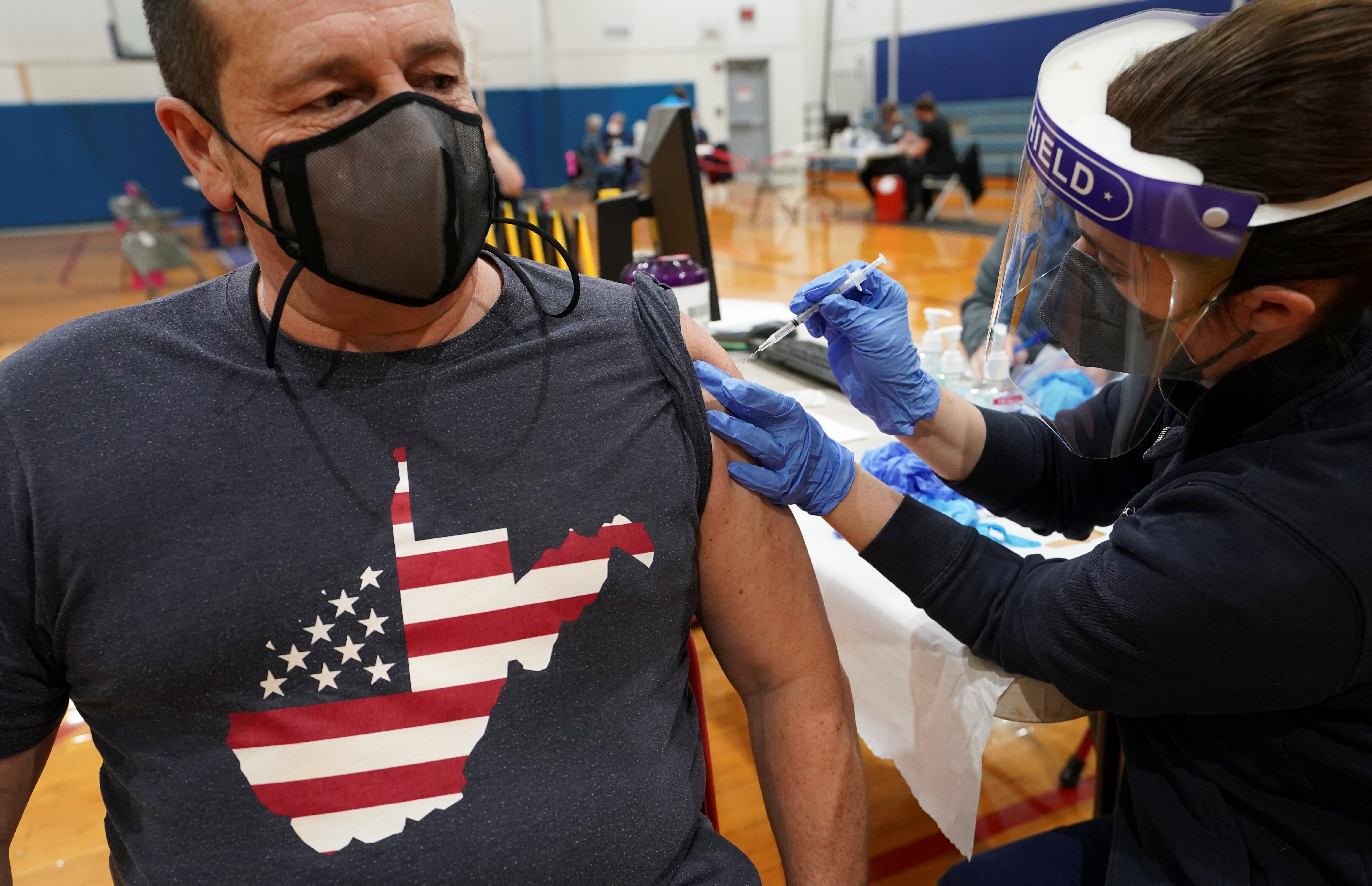 Una persona con una camiseta del mapa de West Virginia se vacuna en Martinsburg (Reuters)