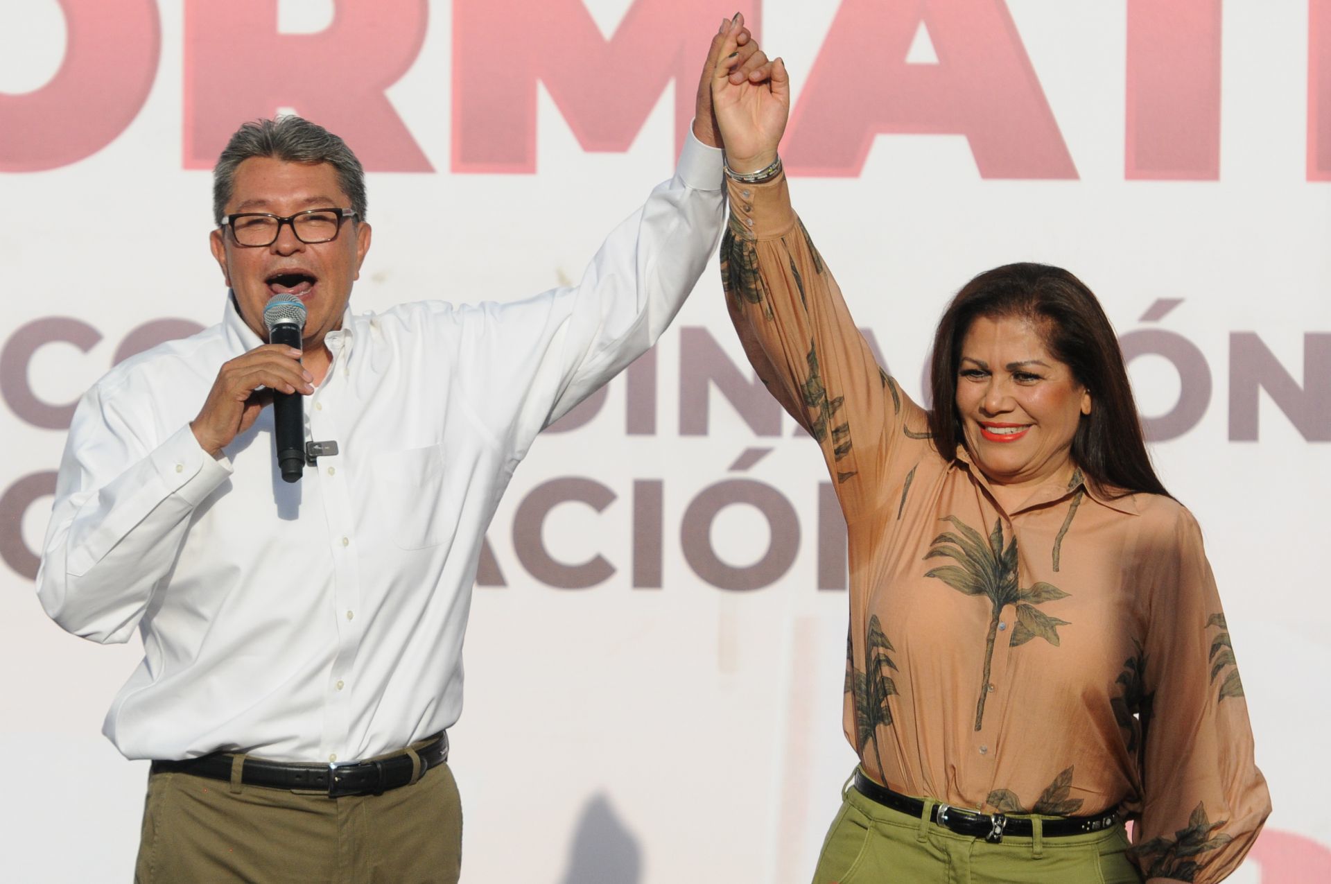 Ricardo Monreal fue acompañado por su esposa en su evento en la CDMX (DANIEL AUGUSTO/CUARTOSCURO.COM)