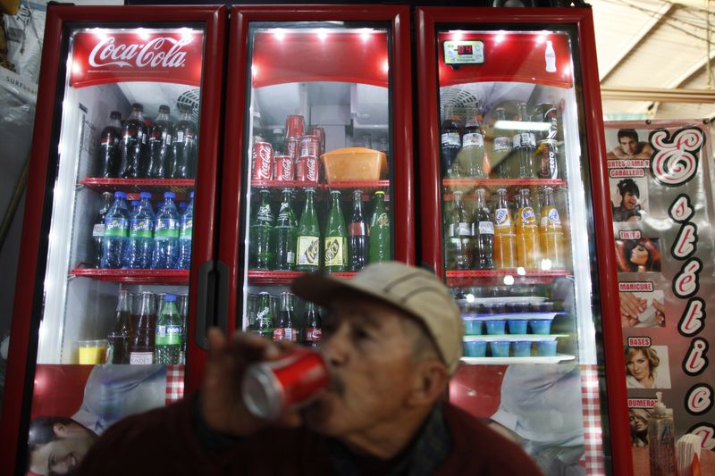 Imagen de archivo. Un hombre bebe un refresco en una tienda en Ciudad de México. Fotografía tomada el 9 de septiembre de 2013. REUTERS / Edgard Garrido