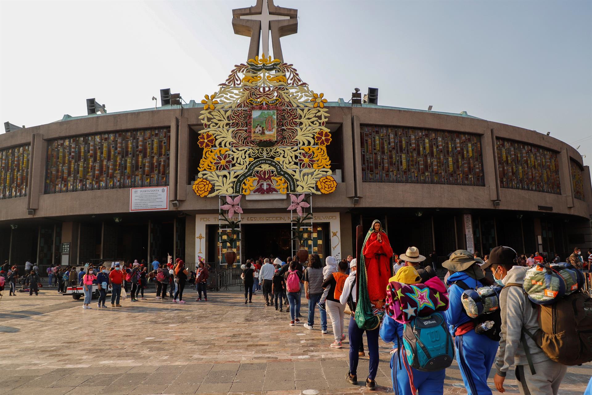 Cada 12 de diciembre llegan creyentes de todo México, Latinoamérica e incluso de otros continentes para visitar a la Virgen de Guadalupe. 
(Foto: EFE)