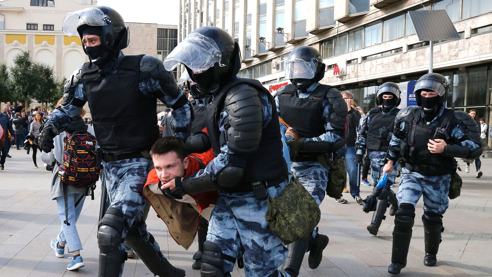 Detención de un manifestante en Moscú el sábado 3 de agosto de 2019 (AP Photo/Alexander Zemlianichenko)

