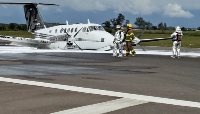 Las demoras en remover el avi&oacute;n de la pista hizo que los vuelos fueran desviados a Jujuy (@giseladib)