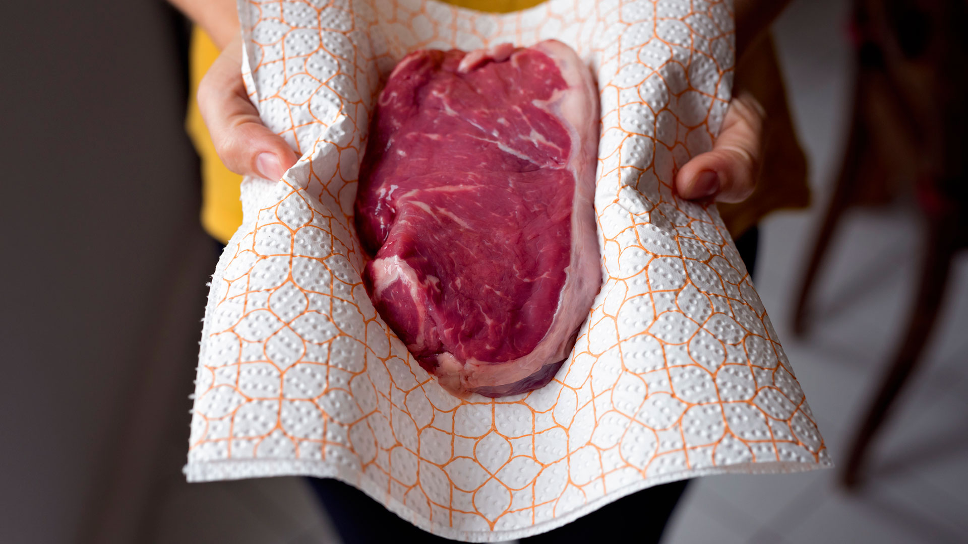 El consumo de carne cruda está vinculado a 1 de cada 14 infecciones urinarias