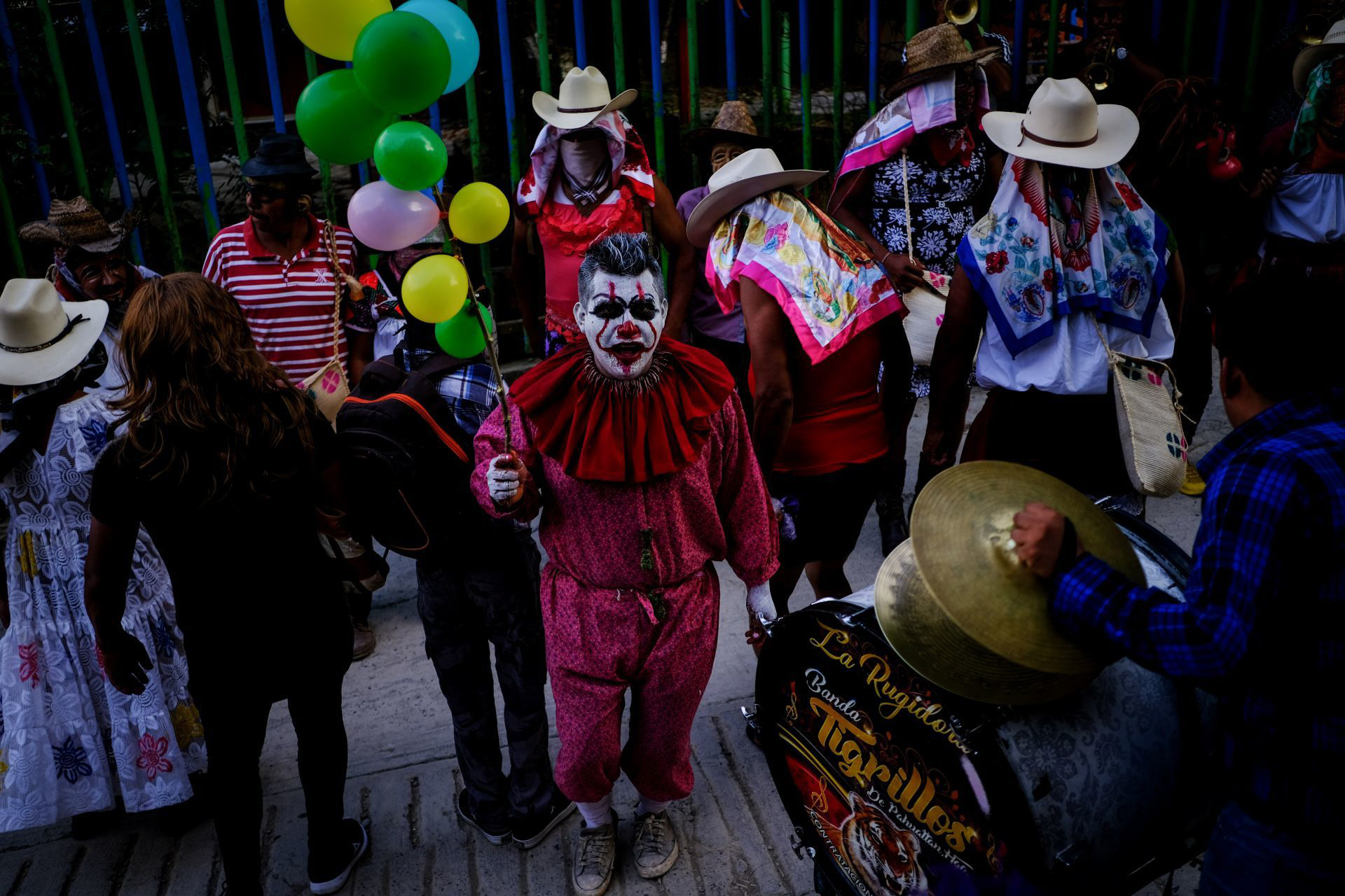 Pobladores del municipio de Jaltocán, en la Huasteca Hidalguense, llevan a cabo la fiesta tradicional de día de muertos llamada