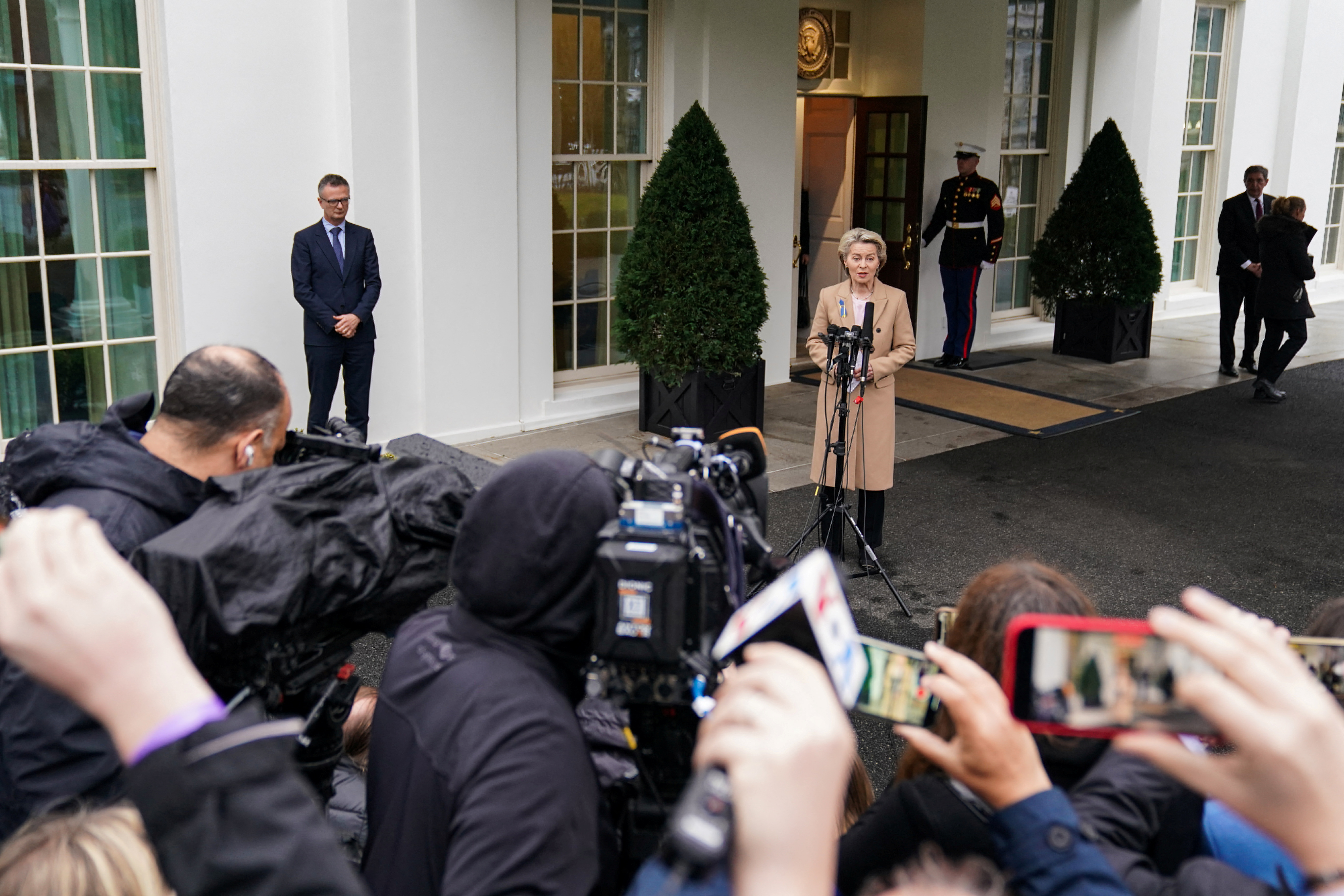 Ursula von der Leyen habla con miembros de la prensa tras la reunión con Biden fuera del Ala Oeste de la Casa Blanca este 10 de marzo de 2023 (REUTERS/Sarah Silbiger)