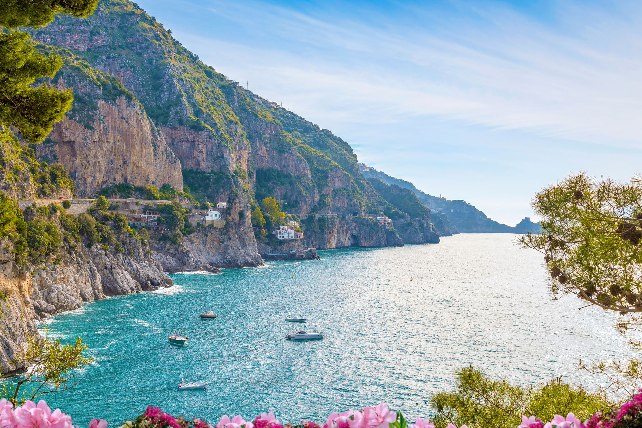 La costa amalfitana también figura en la lista de lugares que no hay que visitar en 2023 por su problema de exceso de turismo (Getty Images)