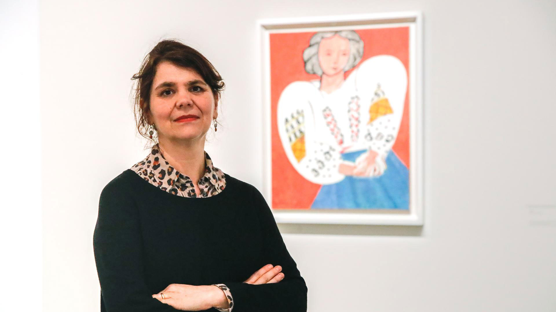 Cecile Debray, presidenta del Museo Nacional Picasso de París y comisaria de la exposición, posa frente a la pintura 'La blusa rumana', de Henri Matisse, en el Museo Orangerie de París este martes. EFE/EPA/TERESA SUAREZ
