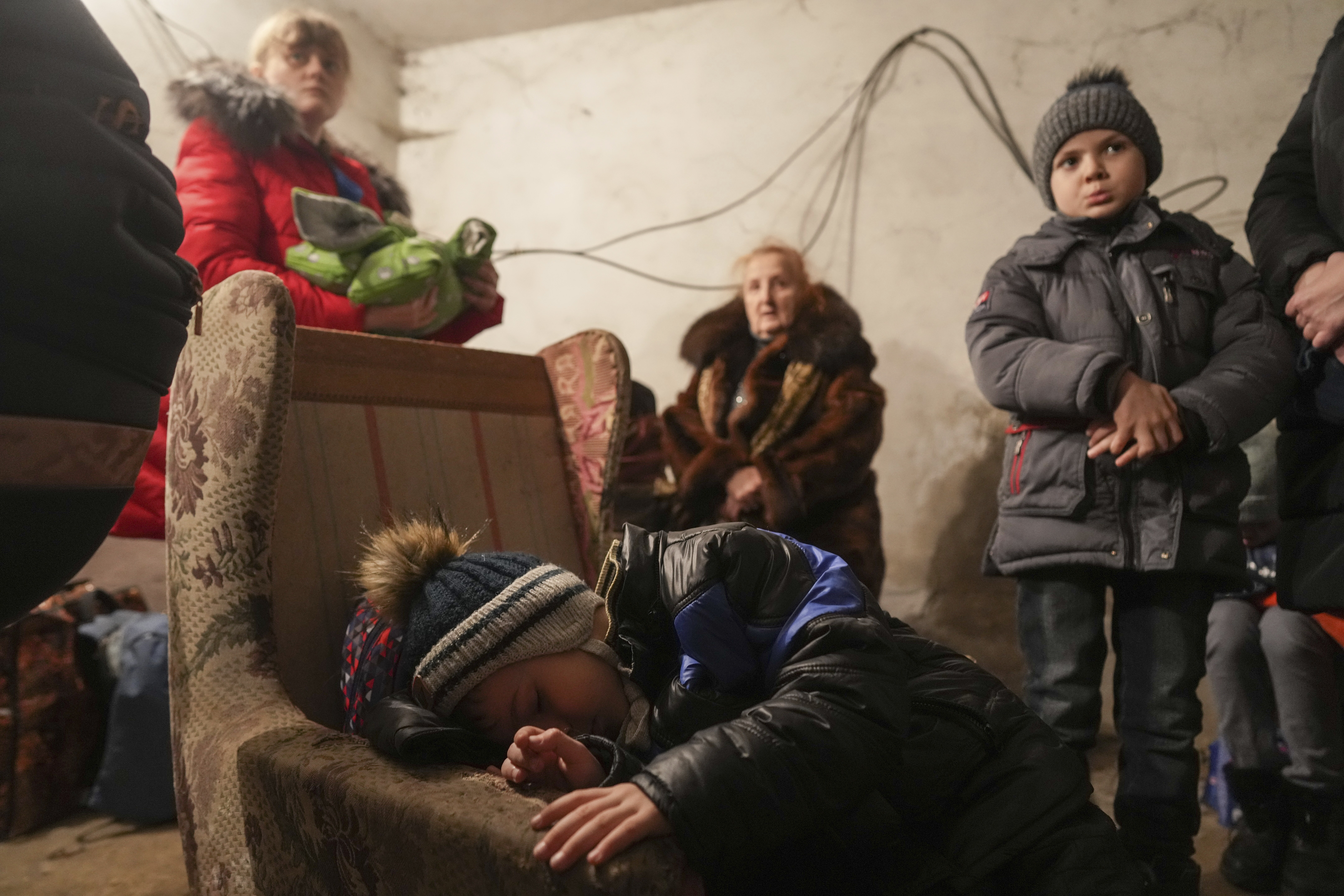 Las autoridades ucranianas ordenaron la evacuación de familias de Kupiansk tras los violentos ataques en la región (AP)