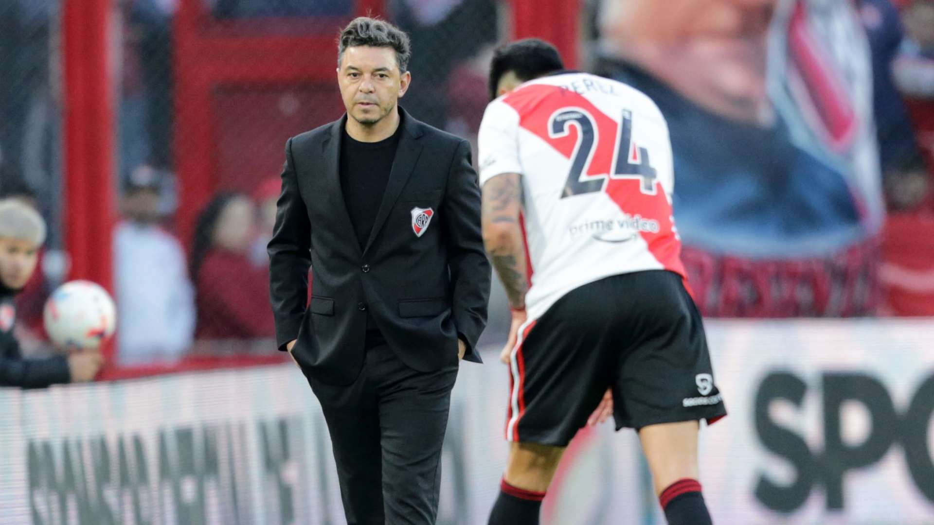 Marcelo Gallardo's gesture says it all: Enzo Pérez was replaced due to injury 25 minutes into the first half against Independiente (Fotobaires)