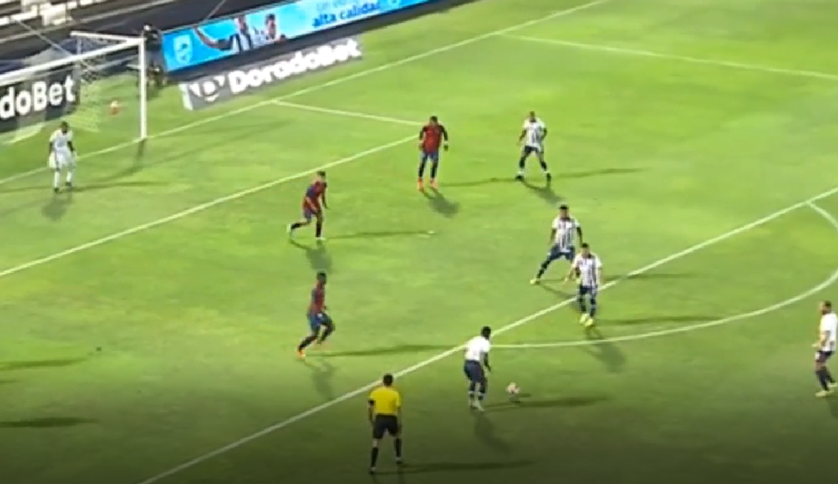 Oslimg Mora casi anota el segundo gol de Alianza Lima.