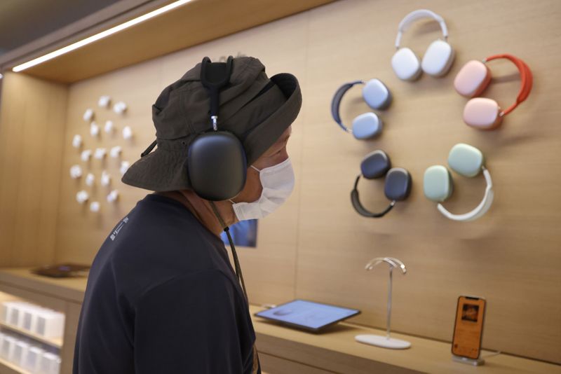 Un cliente escucha música en la nueva Apple Store (Foto: REUTERS/Lucy Nicholson)