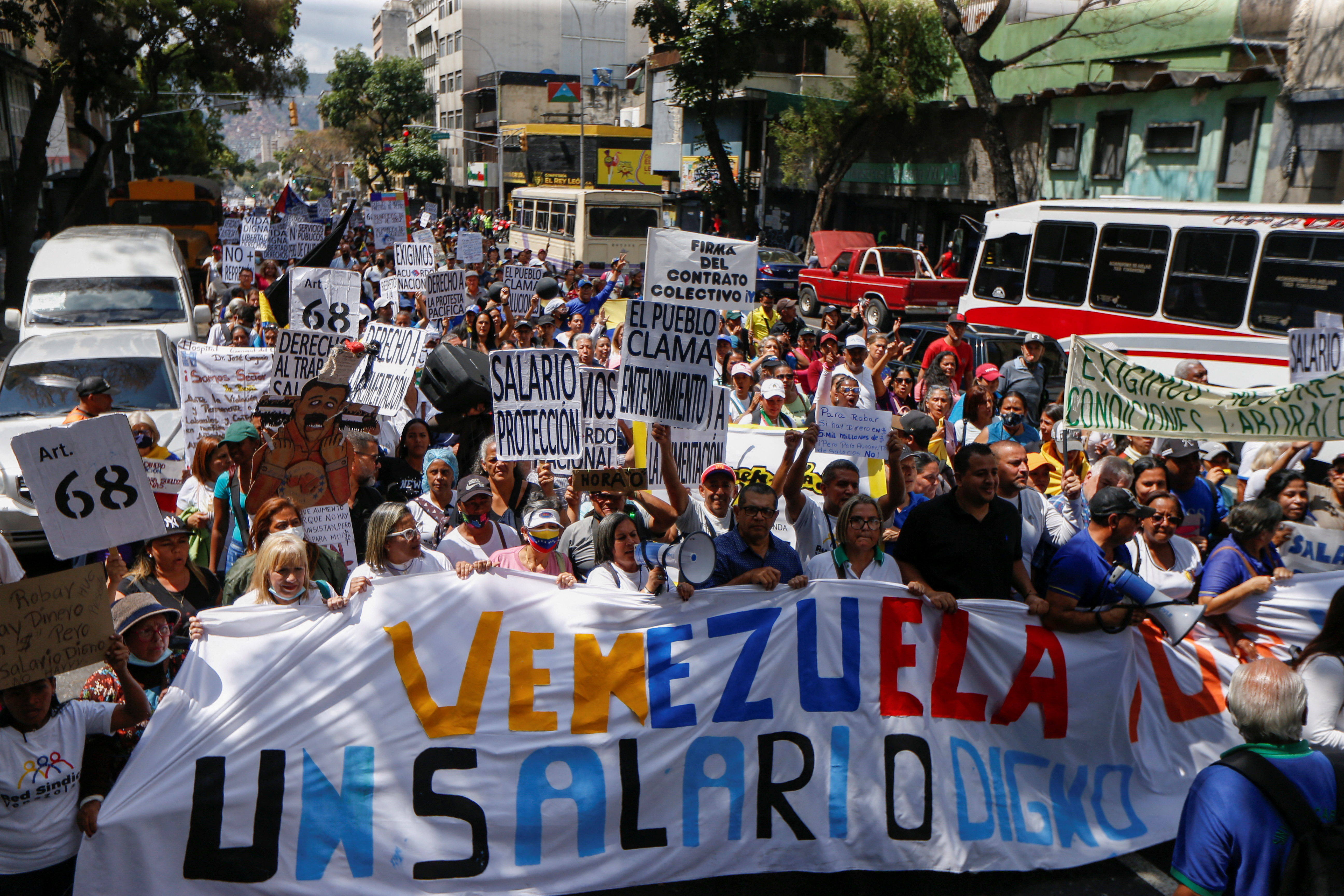 Al menos 200 trabajadores públicos de la salud y educación, además de personal jubilado, volvieron a protestar este miércoles en Caracas (REUTERS/Leonardo Fernandez Viloria)