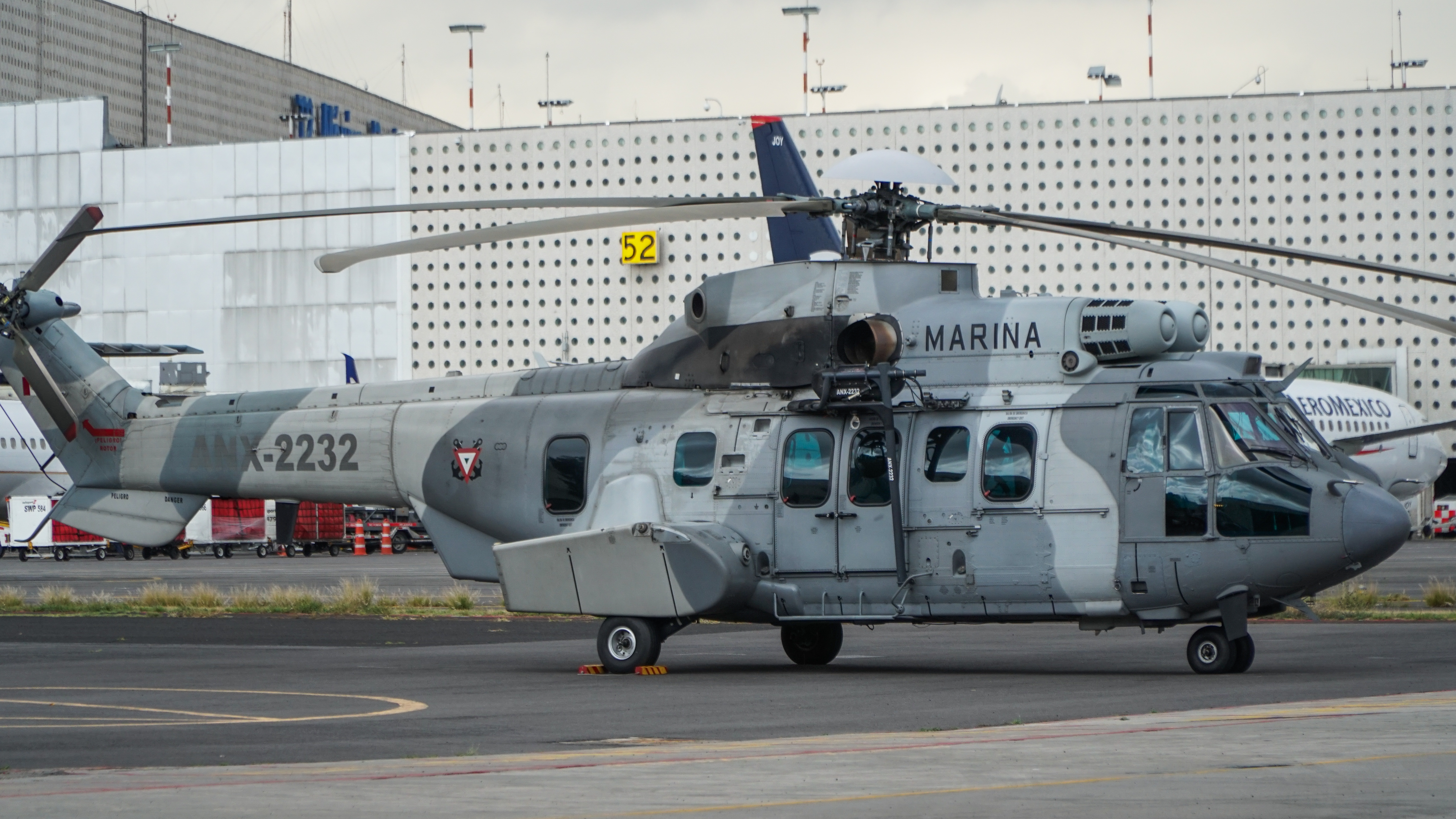 Aspecto de aeronave en el Aeropuerto Internacional de Ciudad de México perteneciente a la Secretaría de Marina (Foto: Karina Hernández / Infobae)