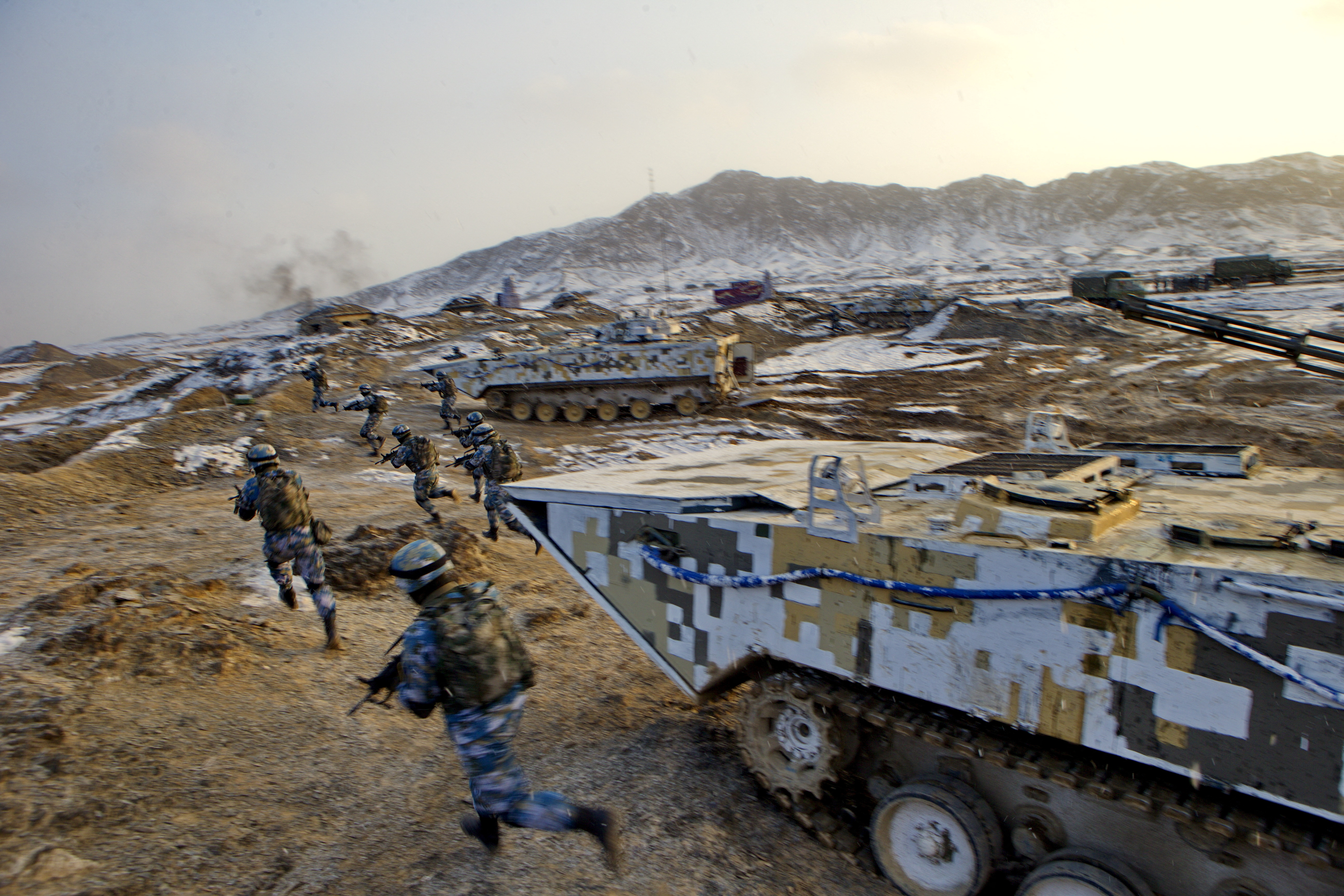 Soldados del Ejército Popular Chino durante un entrenamiento en la base de Bayingol, Xinjiang. Los ejercicios estuvieron basados en la hipótesis de una invasión a Taiwán. REUTERS/Stringer/File Photo    