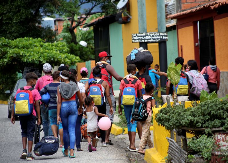 Migrantes de Venezuela caminando hacia la frontera entre venezuela y Colombia en San Cristóbal