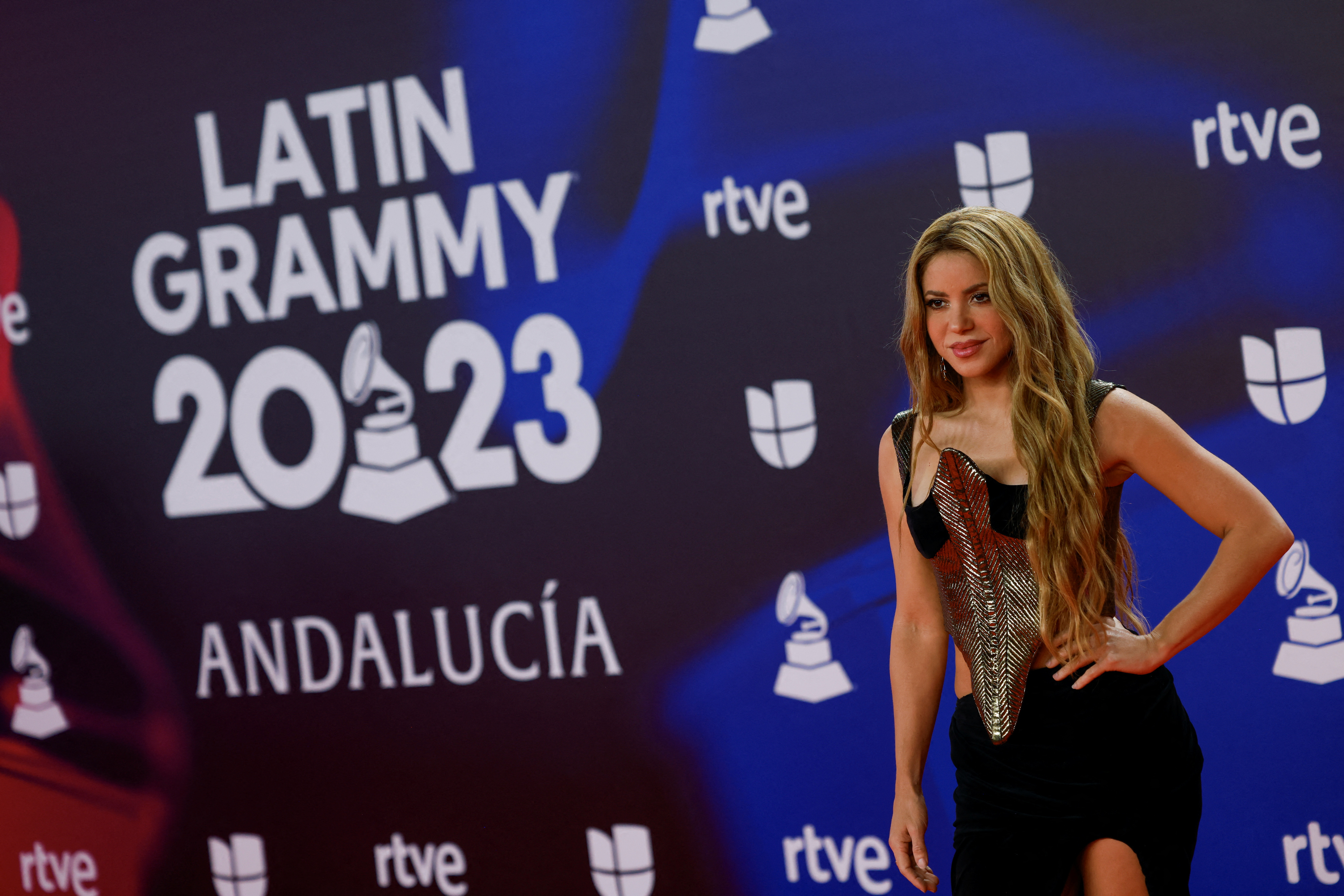 Karol G lleva el cabello rosa con fleco en los Latin Grammy 2023