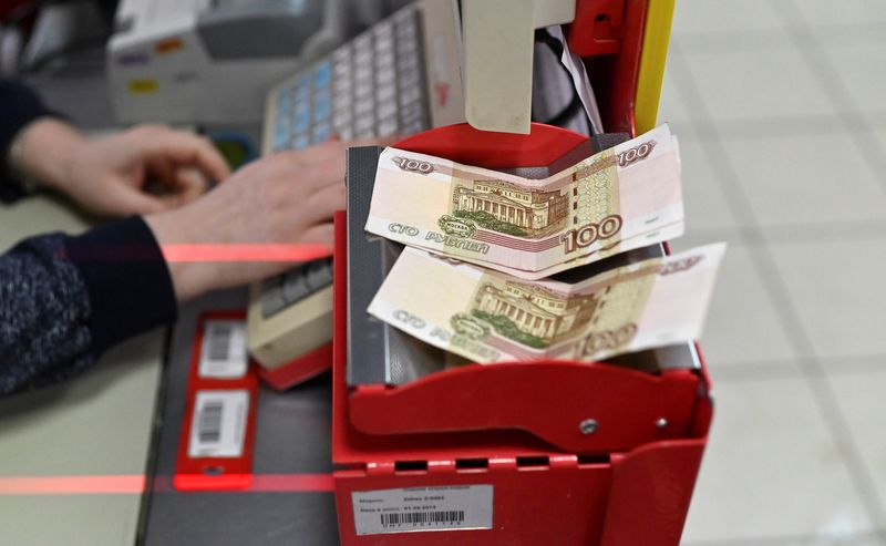 Illustrative photo of ruble bills at a supermarket checkout in Tara, in Russia's Omsk region, December 14, 2021. REUTERS/Alexey Malgavko
