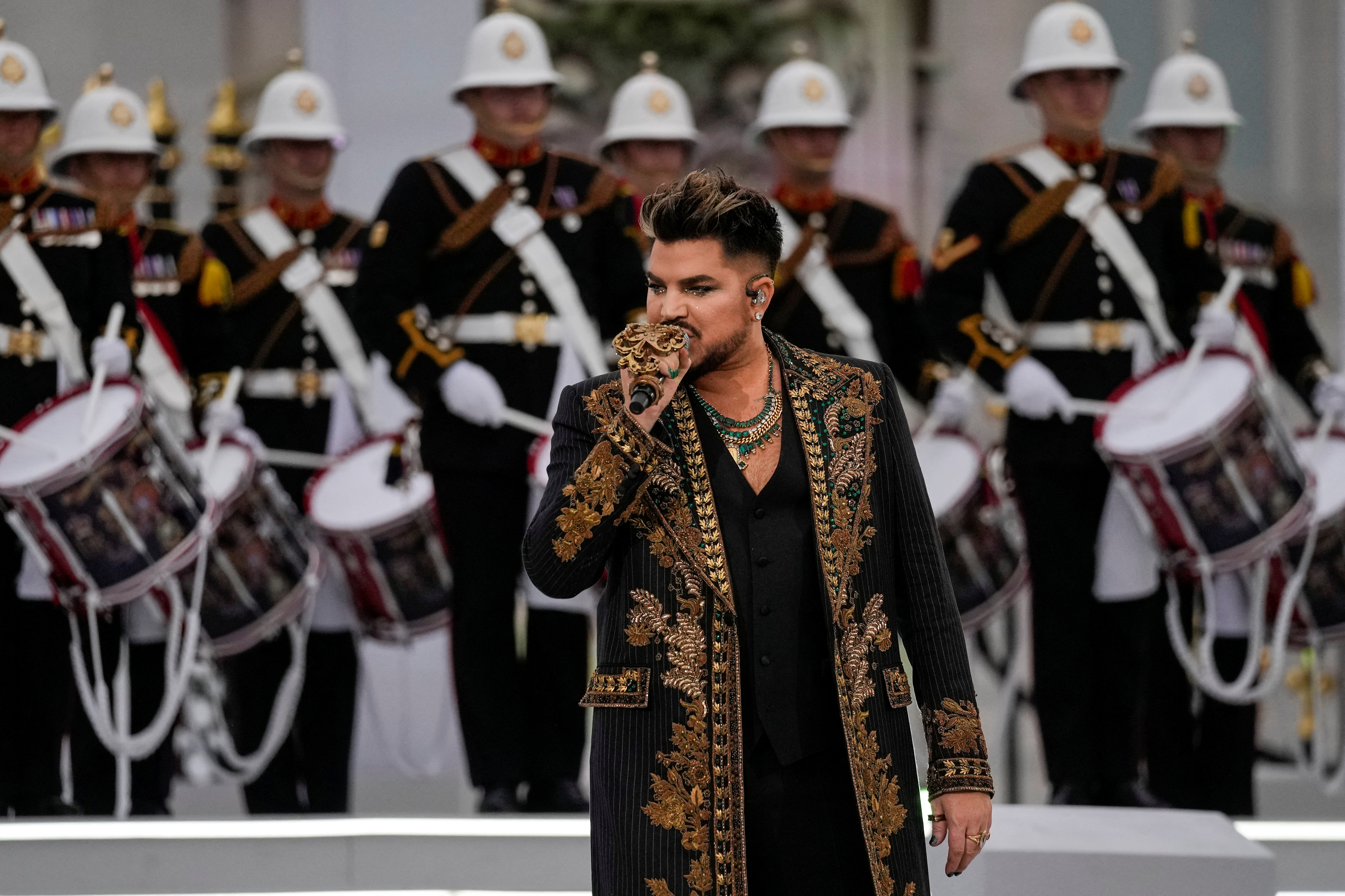Adam Lambert, din colaborare "Regina + Adam Lambert"cântă cu toboșarii Royal Navy la concertul Platinum Jubilee al Reginei Elisabeta în fața Palatului Buckingham, pe 4 iunie 2022 (Alastair Grant/REUTERS)
