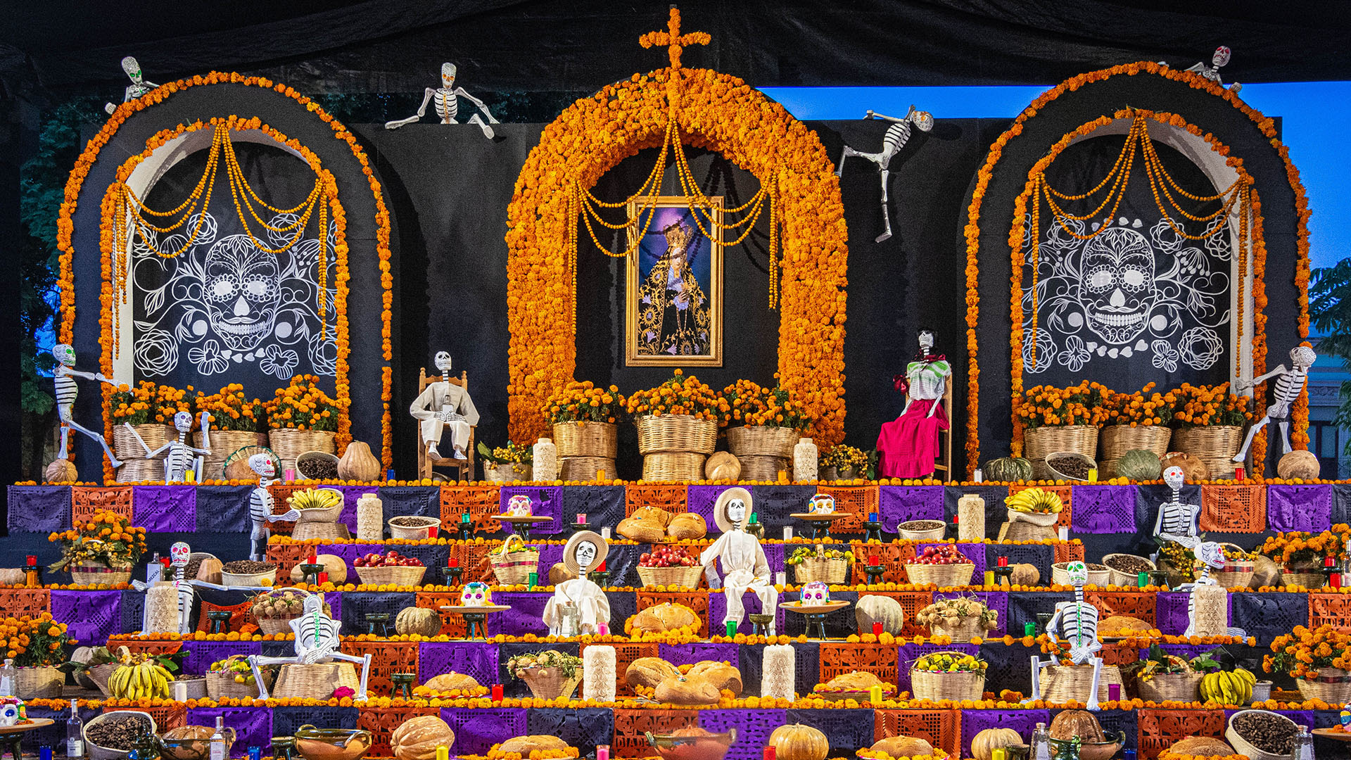 Los altares son preparados con anticipación, con múltiples elementos especiales para honrar a los difuntos (Getty Images)