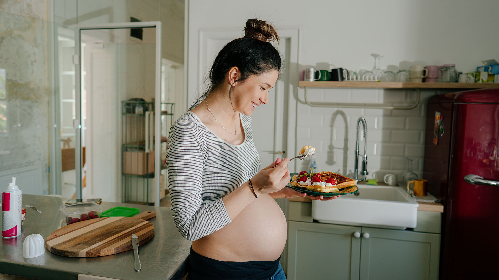 Durante el embarazo, es normal que las mujeres necesiten suplementar algunos nutrientes (Getty)