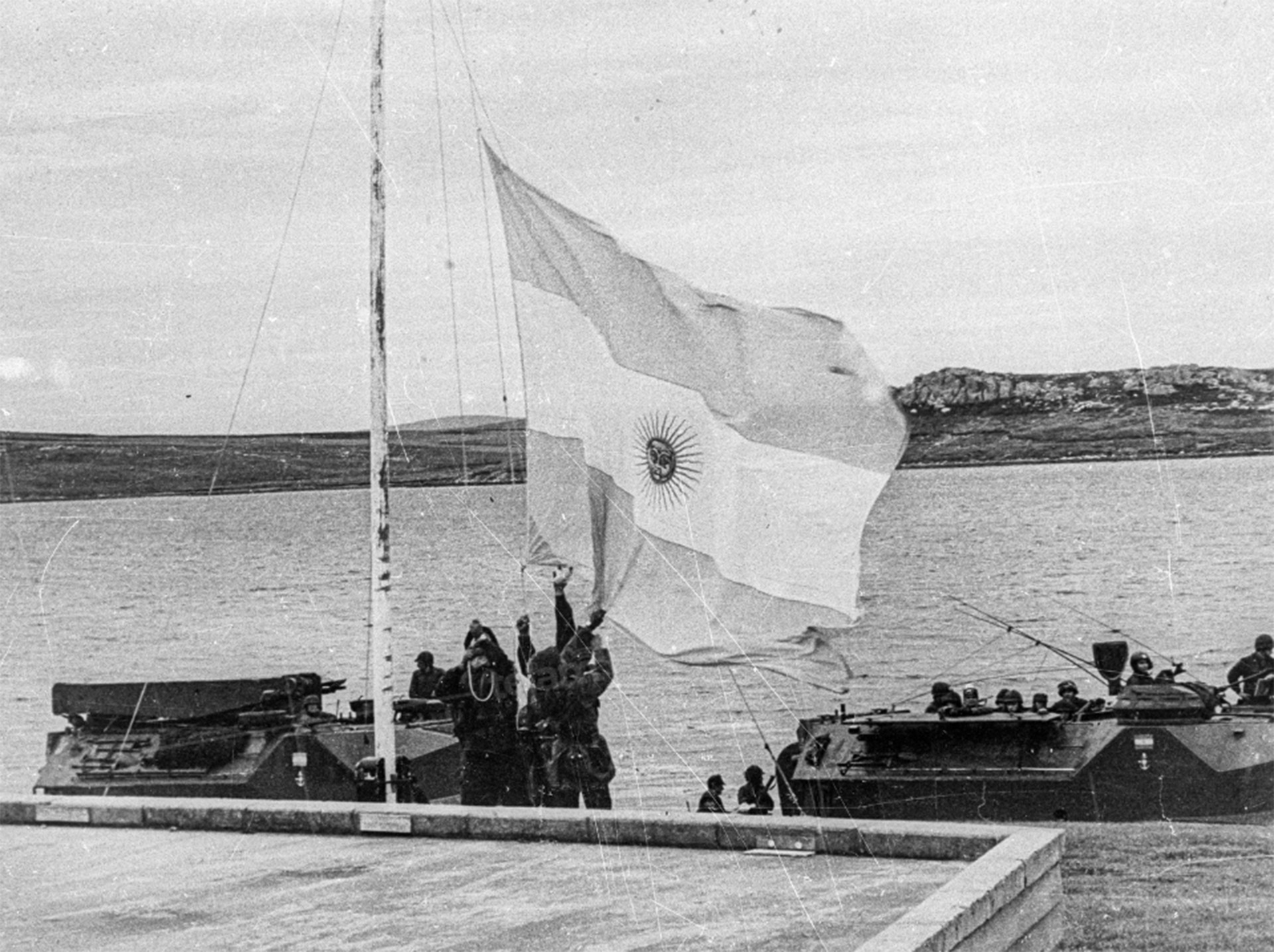 Soldiers planting the Argentine flag on the islands, a fake setup that was carried out at the Navy School of Mechanics (ESMA) (Télam)