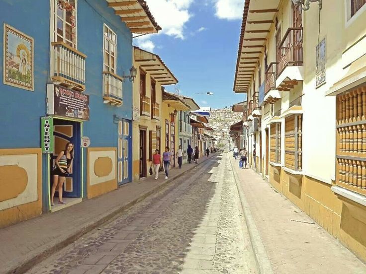 La Calle Lourdes en Loja es considerada una judería. Su pequeña vía y las casas apiladas son características.