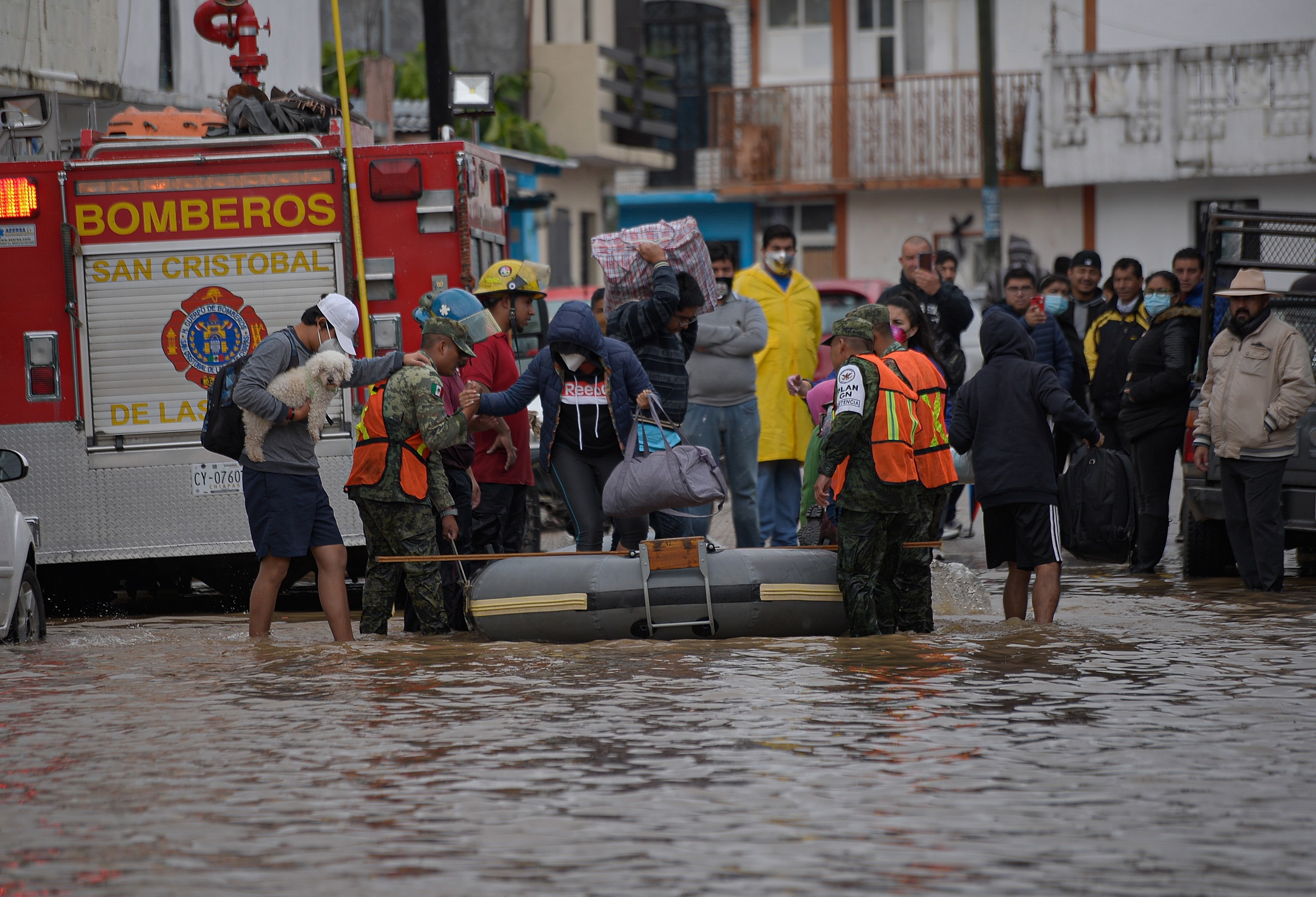 Policías estatales evacuan a familias de la zona inundada este viernes, en el municipio de San Cristóbal de las Casas, en el estado de Chiapas.