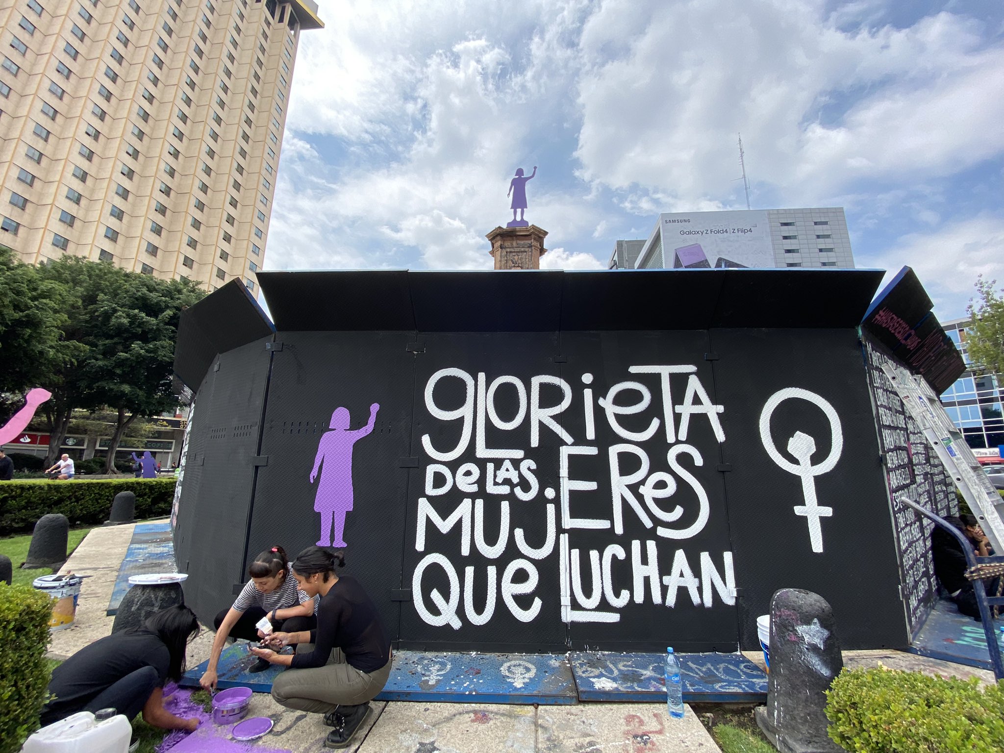 “Claudia, escucha”: colocaron nuevo memorial en la Glorieta de las Mujeres que Luchan 