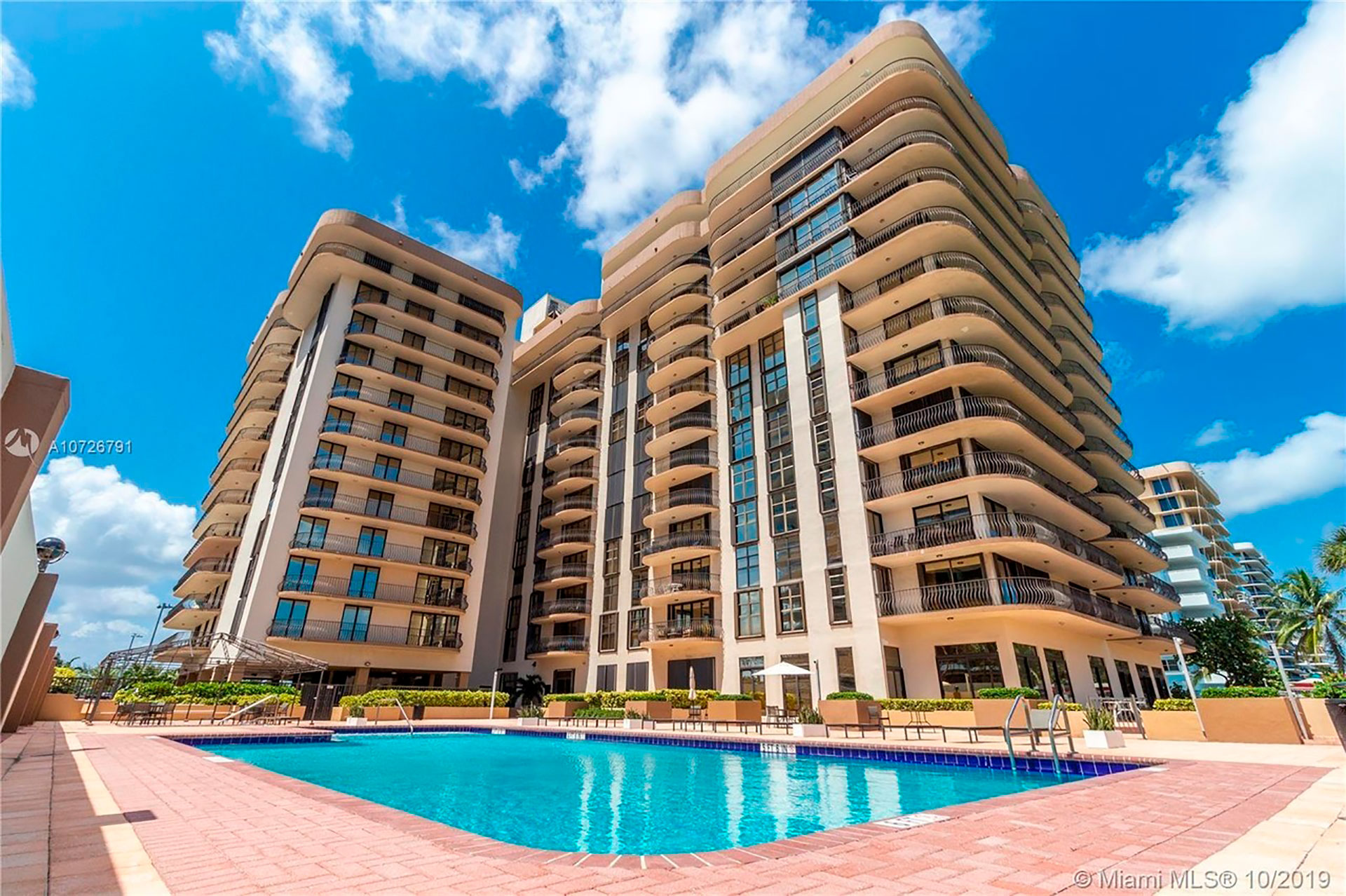 El Champlain Towers tiene 12 pisos y un total de 136 unidades (Compass)