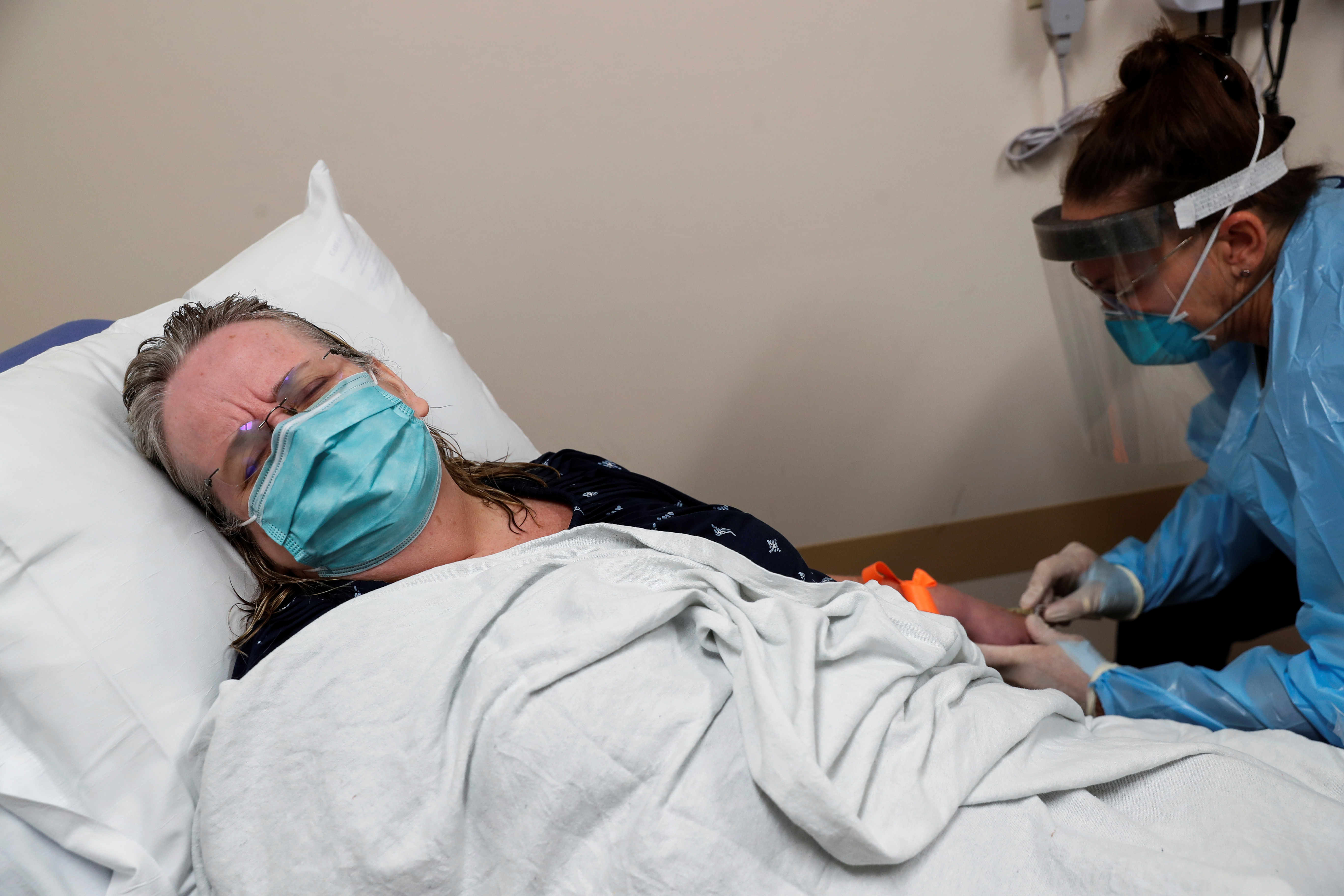 Paciente recibiendo tratamiento de anticuerpos monoclonales en hospital de Sarasota, Florida