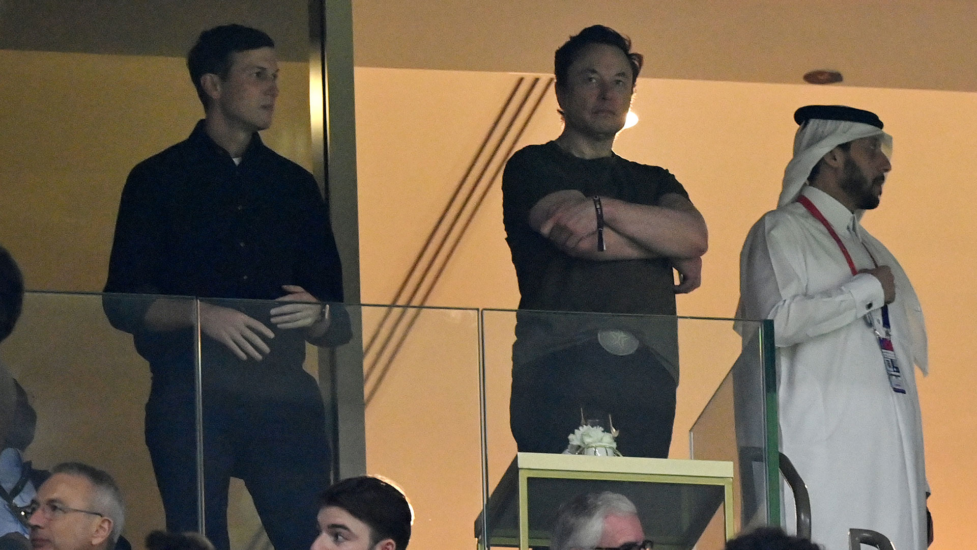 Jared Kushner, yerno de Donald Trump, de pie en un estadio con Elon Musk, el multimillonario propietario de Twitter, y Mansoor Bin Ebrahim Al-Mahmoud, jefe de la Autoridad de Inversiones de Qatar (Gettyimages)