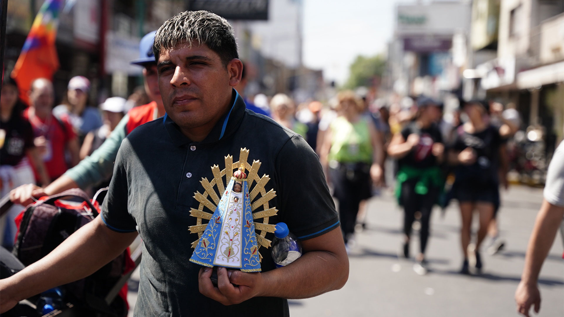 Además de collares, estampitas, pulseras y banderines, muchos llevaban en sus brazos la escultura de la Virgen
