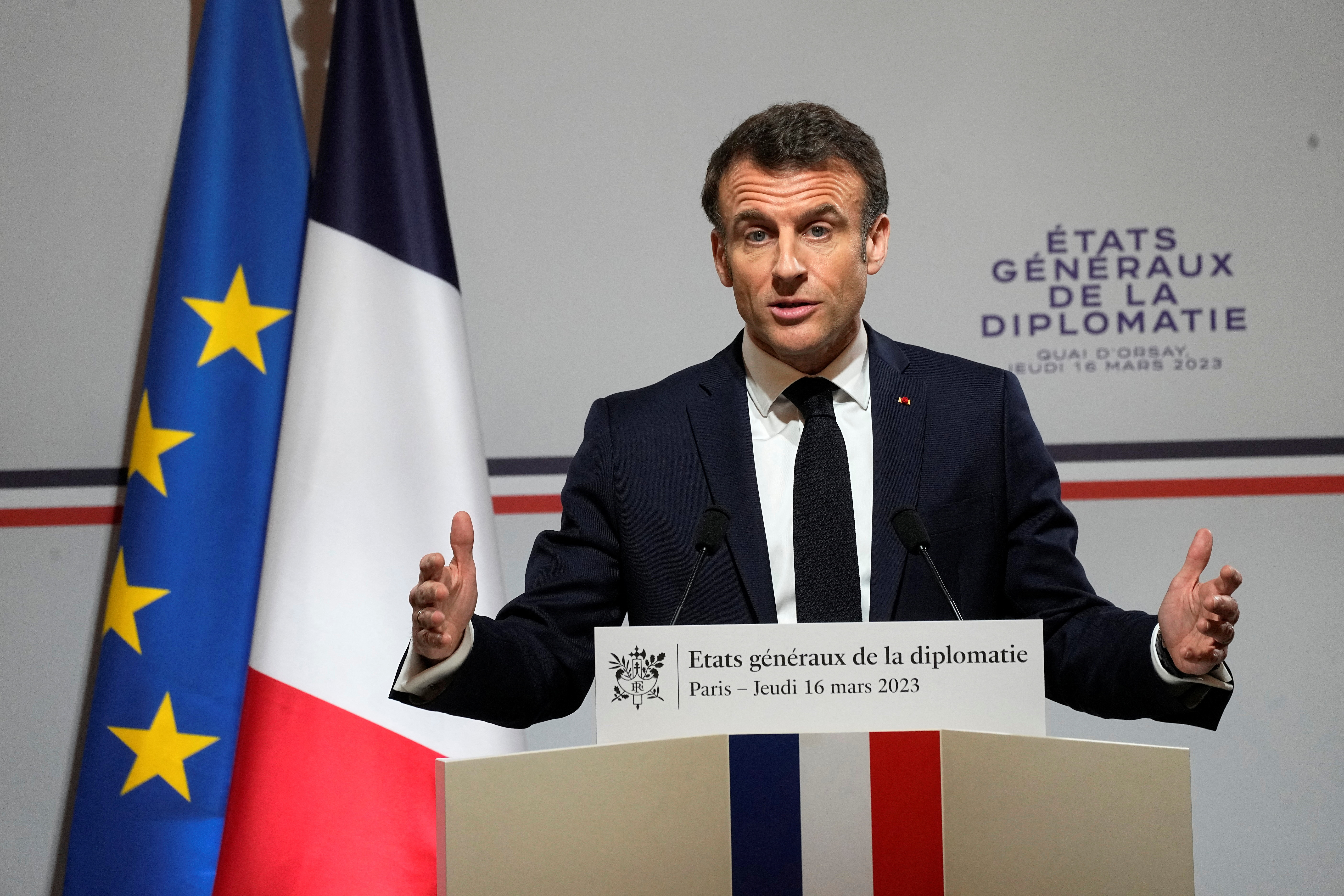 Tras otra noche de protestas contra la reforma de pensiones, Emmanuel Macron busca calmar a los franceses con una entrevista en televisión
