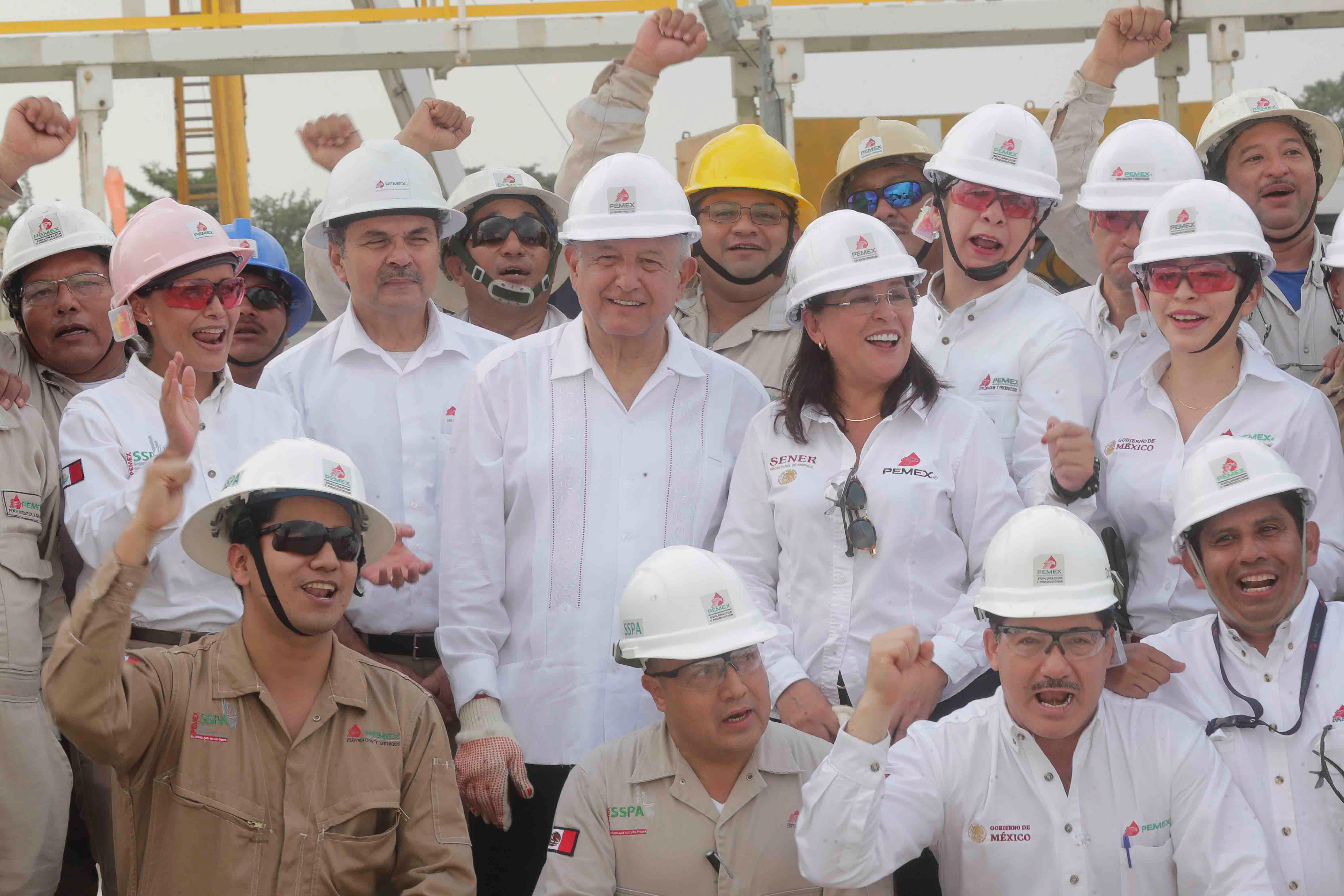El presidente afirmó que tanto Rocío Nahle como Octavio Romero le han ayudado mucho a “enderezar” la política energética de México 
Foto: Presidencia