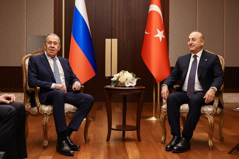 El ministro turco de Asuntos Exteriores, Mevlut Cavusoglu, se reúne con su homólogo ruso, Serguéi Lavrov, en Ankara, Turquía. 7 de abril de 2023. Ministerio de Asuntos Exteriores ruso/Handout vía REUTERS