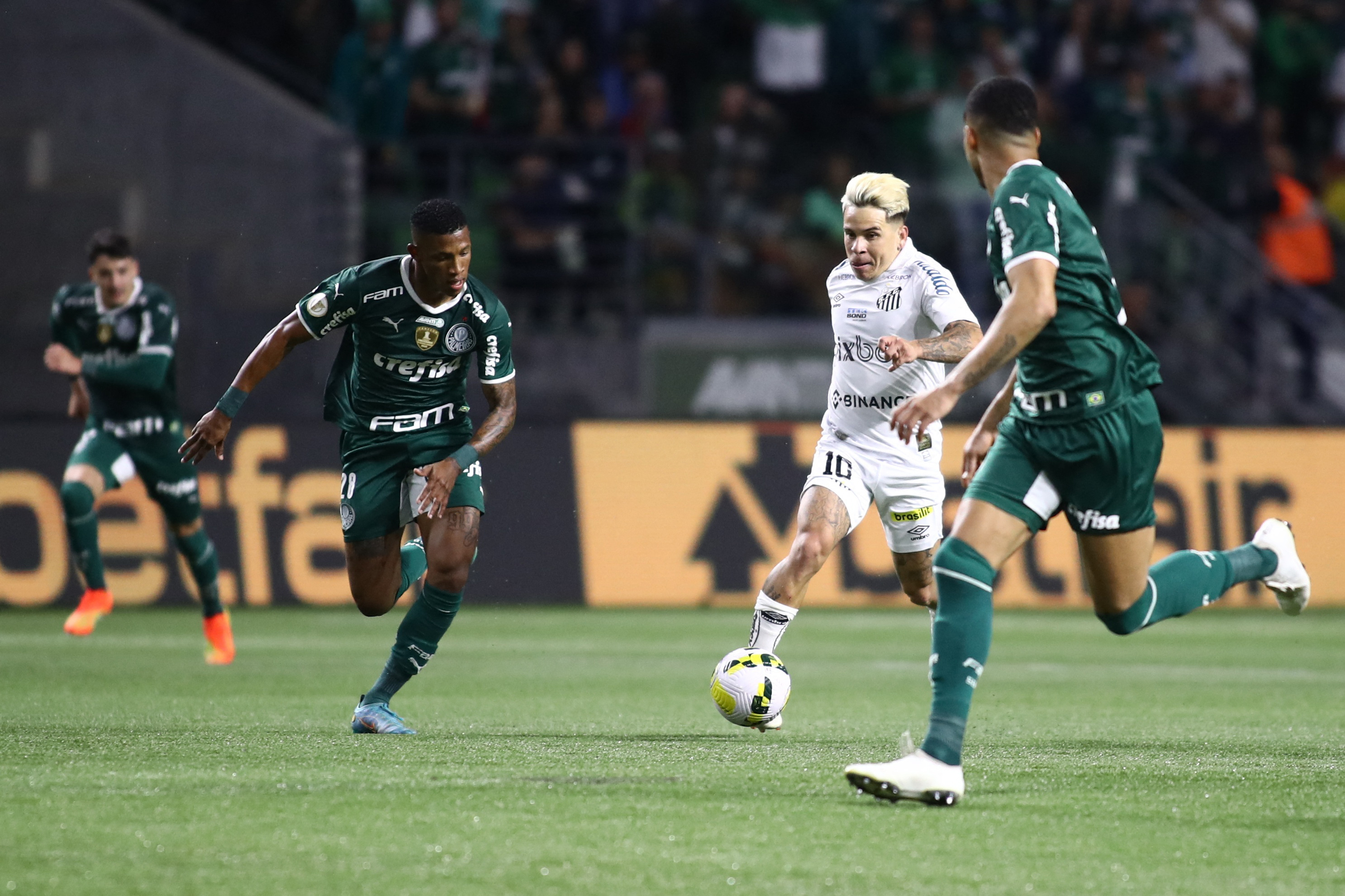 El venezolano Yeferson Soteldo es una de las figuras del actual equipo del Santos (REUTERS/Carla Carniel)
