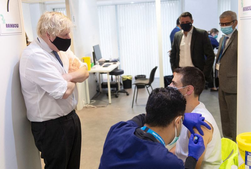 El primer ministro británico, Boris Johnson, visita un centro de vacunación en la Open University, Walton Hall, Milton Keynes, en diciembre de 2021 (REUTERS/Geoff Pugh)