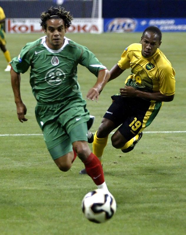 Héctor el "Piti" Altamirano en un partido de la Copa Oro 2005 entre México y Jamaica (Foto: REUTERS/Jeff Mitchell)