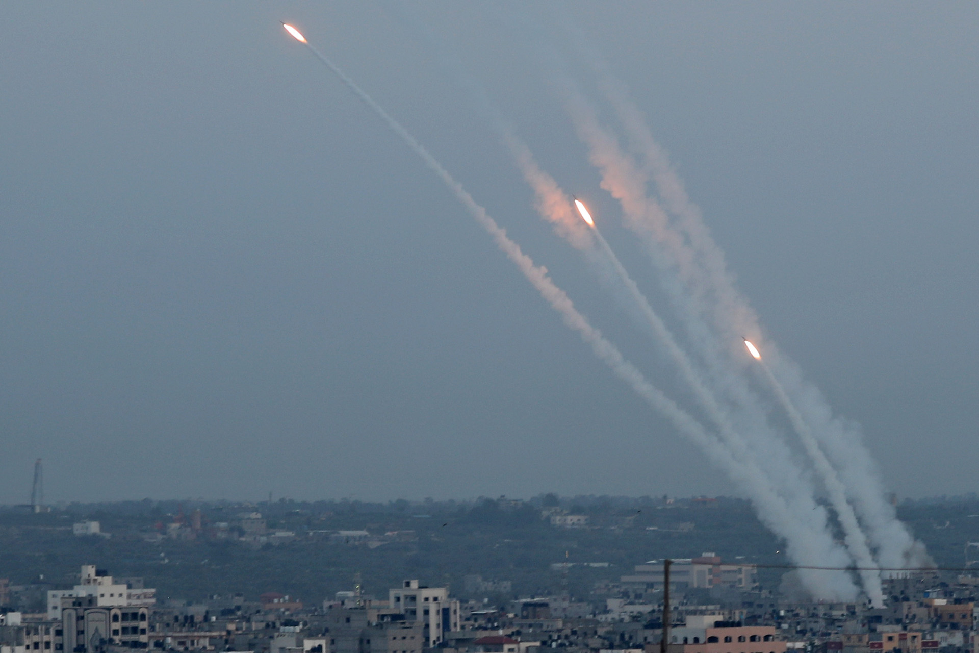 Un lanzamiento desde Gaza hacia Israel (REUTERS/Mohammed Salem/Archivo)