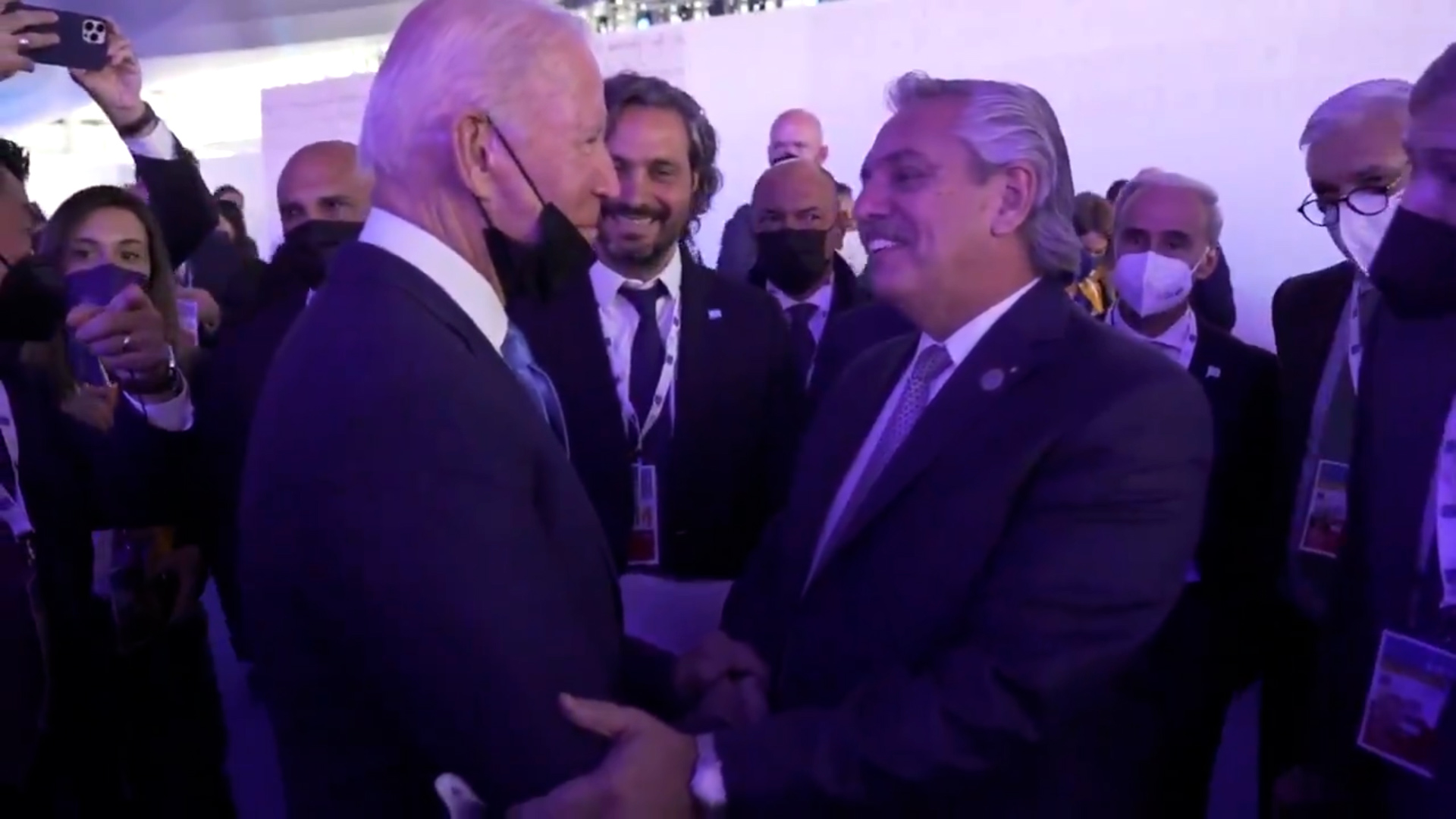 Alberto Fernández y Joseph Biden durante un encuentro informal en el G20 de Roma