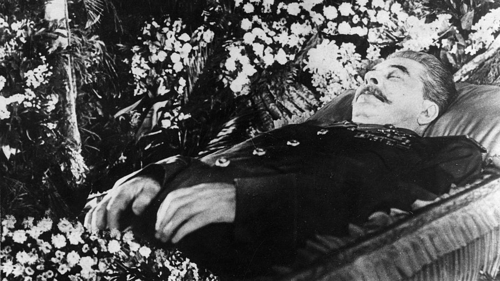 El líder comunista soviético Joseph Stalin (1879 - 1953) yace en el vestíbulo de la Casa de los Sindicatos, Moscú.   (Fotografía de Keystone/Getty Images)