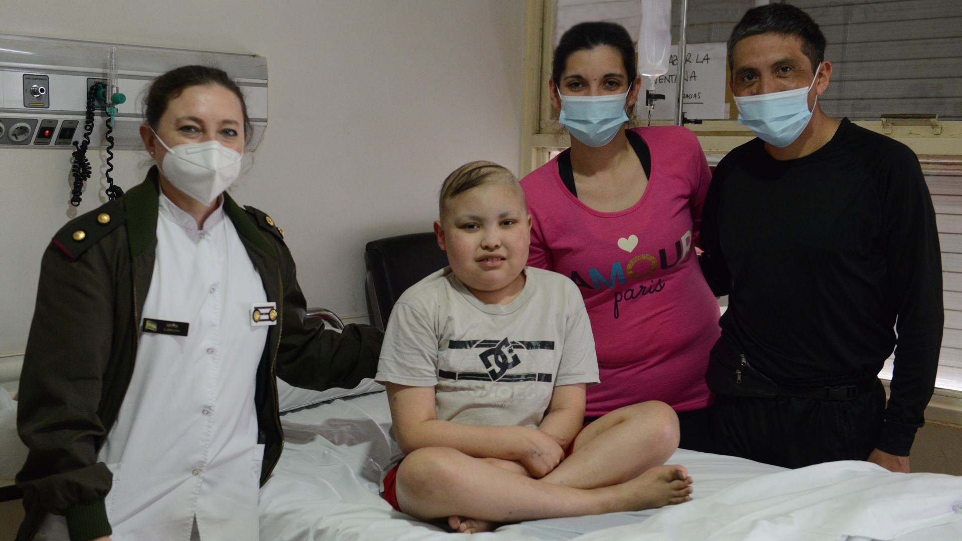 La doctora Marín junto a Ángel y los padres del niño, en el Hospital Militar Central. Foto: Fernando Calzada. 