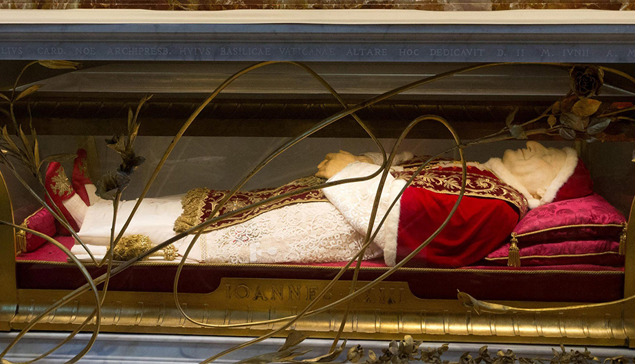 Imagen del cuerpo embalsamado del papa Juan XXIII en el interior de la basílica de San Pedro en el Vaticano el 25 de abril del 2014; fue canonizado el 27 de abril de 2014. (EFE/Claudio Peri)