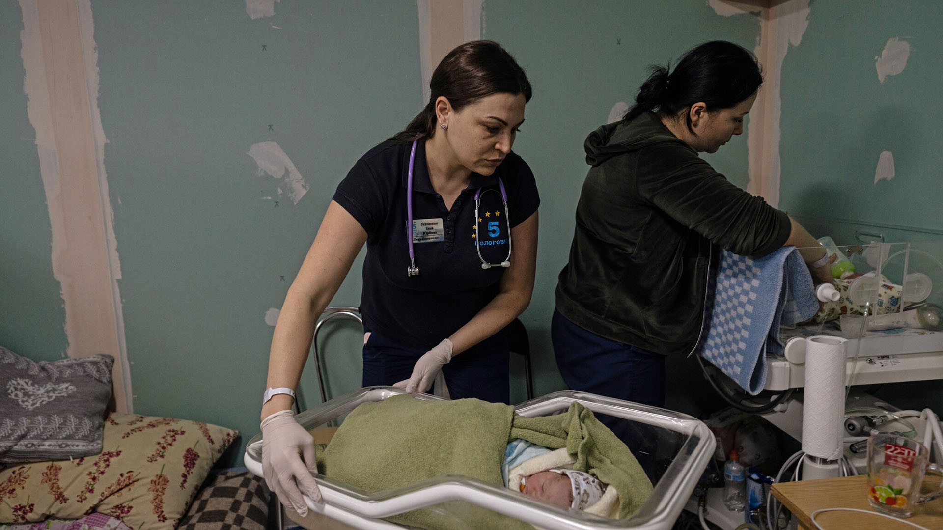 
Enfermeras ucranianas atendiendo a recién nacidos en una sala de maternidad en un sótano improvisado en Kiev el mes pasado.
(Lynsey Addario/The New York Times)