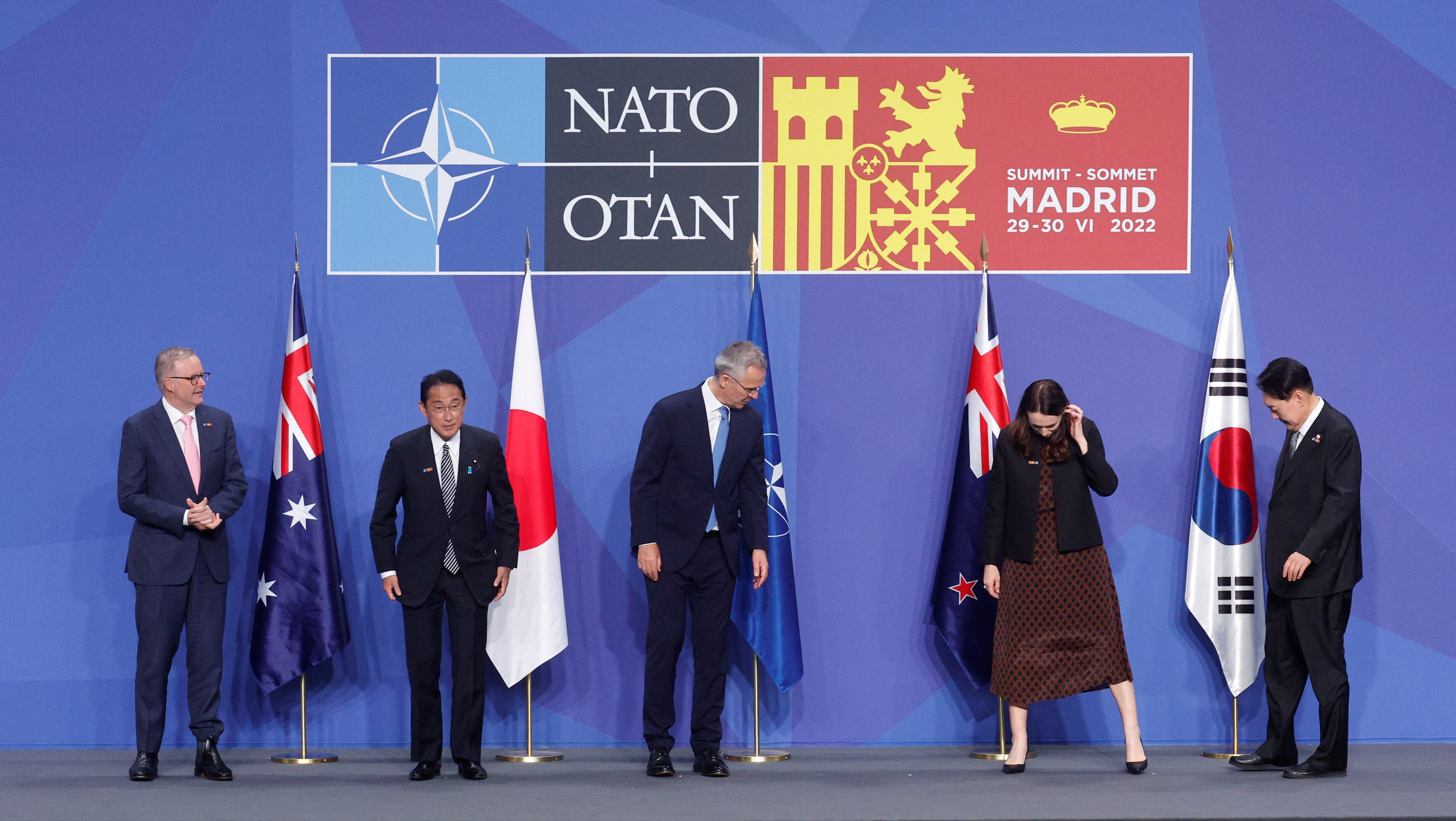 Preparativos para la foto oficial con los invitados del Asia-Pacífico en la cumbre de Madrid. El primer ministro australiano, Anthony Albanese, el premier japonés, Fumio Kishida, el secretario general de la OTAN, Jens Stoltenberg, la primera ministra neozelandesa, Jacinda Ardern, y el presidente surcoreano, Yoon Suk-yeol. REUTERS/Susana Vera