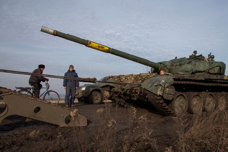 Un tanque estropeado es arrastrado a un camión cerca de la ciudad de Bakhmut, en la línea del frente, durante el ataque de Rusia contra Ucrania, en la región de Donetsk, Ucrania