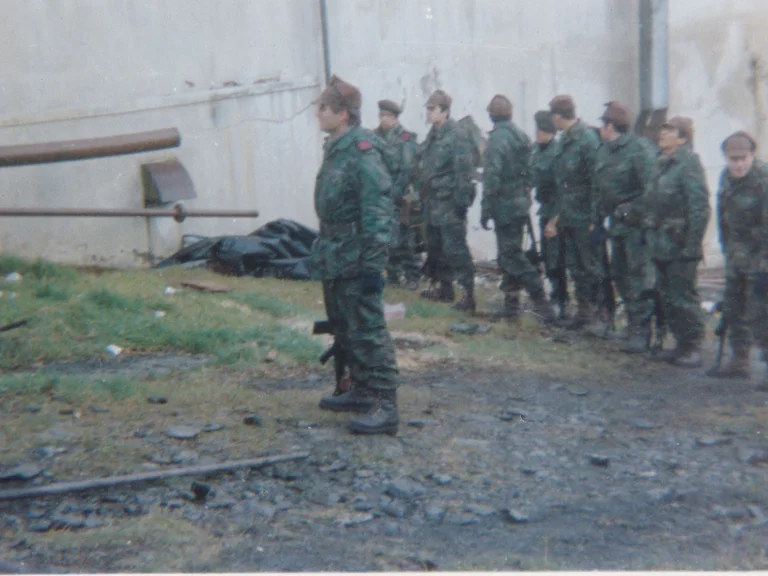 Los “Alfa”, un grupo de elite dirigido por el teniente Alfredo Astiz, quien posa frente al comando de buzos tácticos el 2 de abril