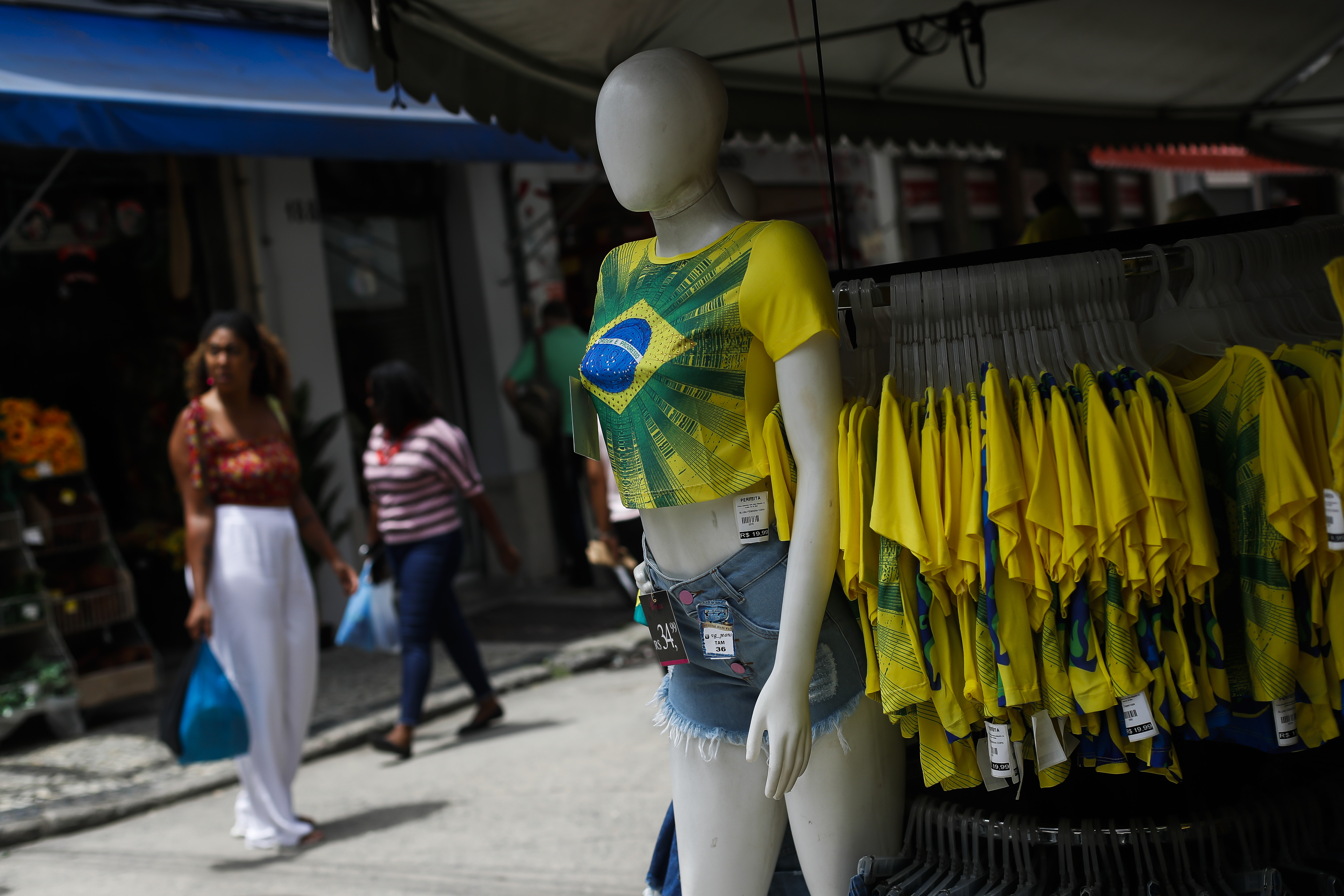 Un maniquí con una camiseta con la bandera de Brasil se muestra en una tienda que vende regalos y mercancías inspiradas en el equipo de fútbol brasileño (AP Foto/Bruna Prado)